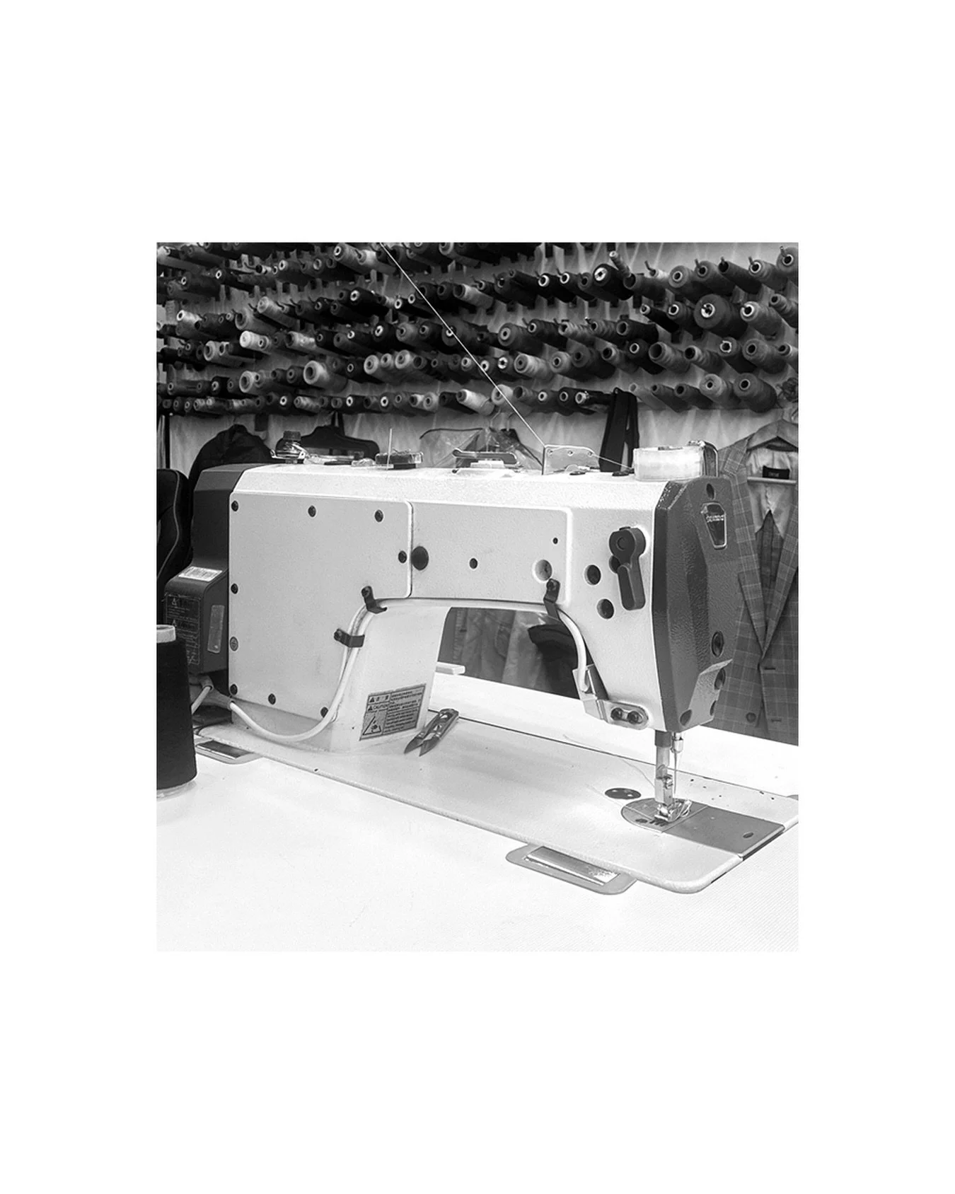 La touche finale est apport&eacute;e par des &eacute;tiquettes tiss&eacute;es, d&eacute;licatement cousues sur chacun de nos articles, au c&oelig;ur de l&rsquo;atelier d&rsquo;un artisan couturier nich&eacute; place Jean Jaur&egrave;s &agrave; Tours.