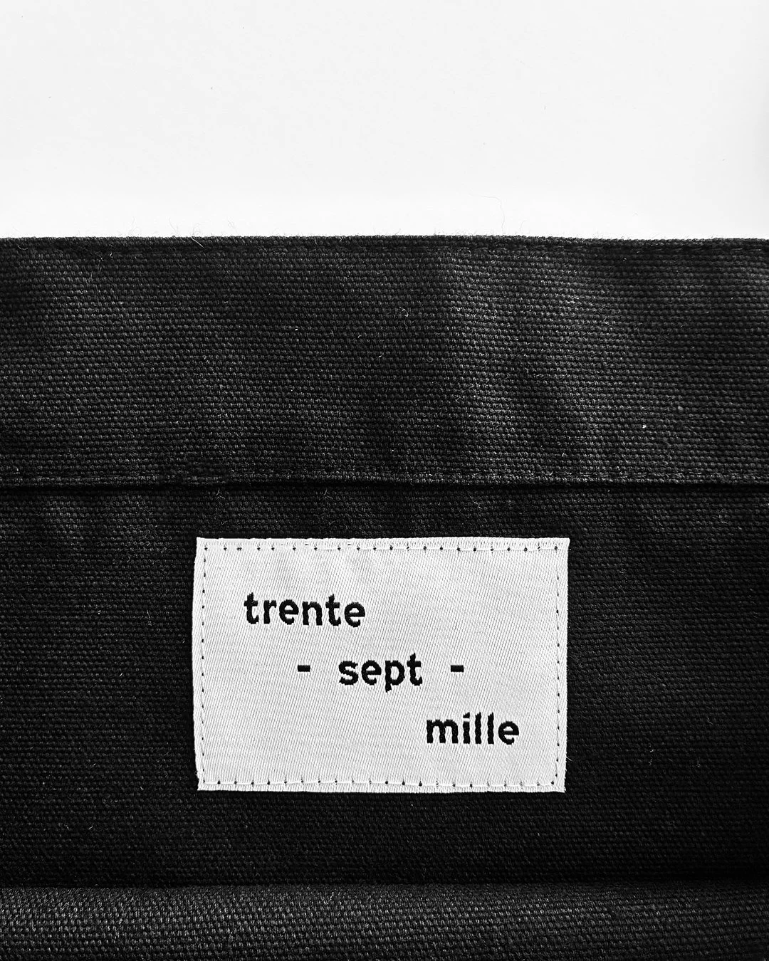 Tbag-Plume-Noir/Blanc-Etiquette