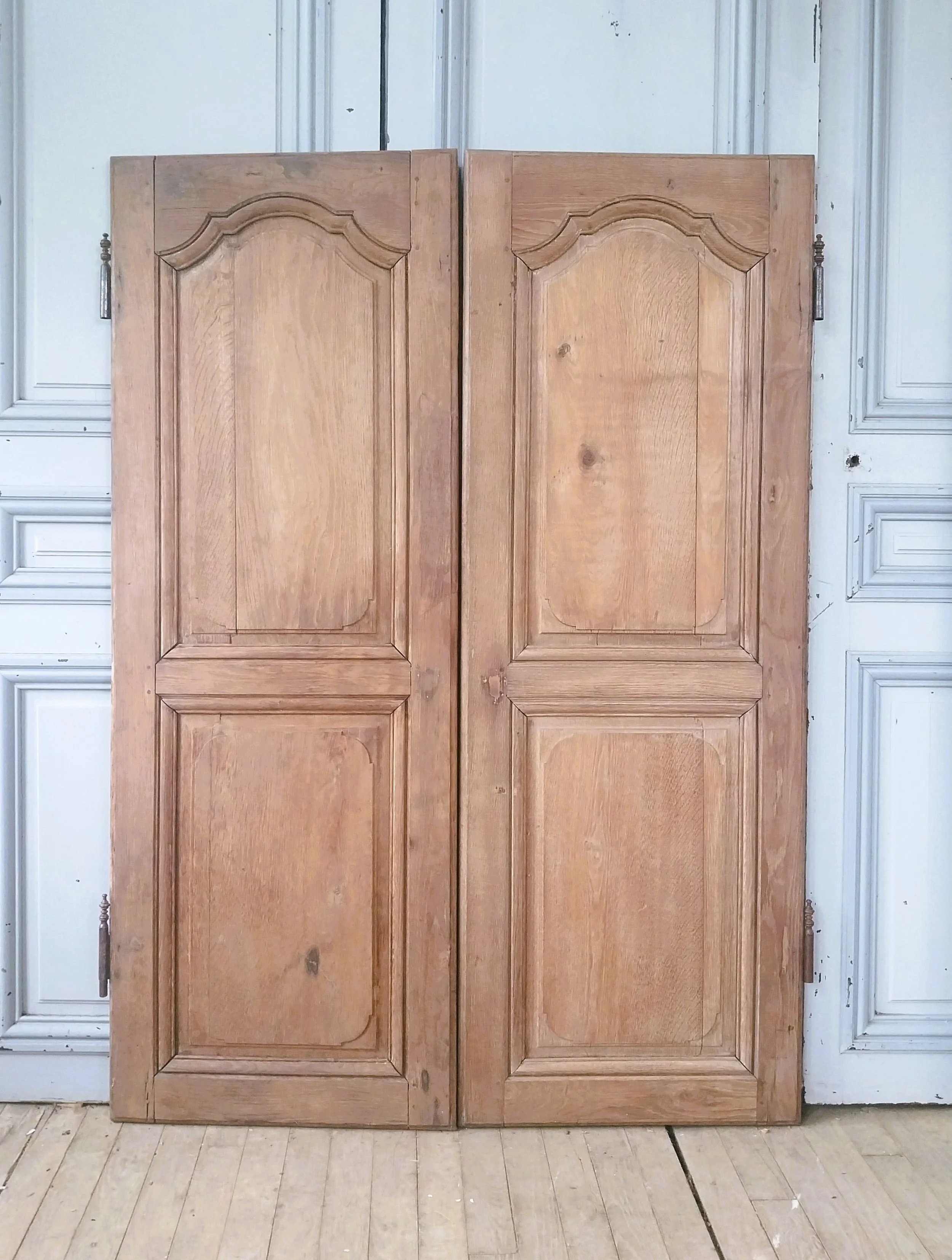 Portes de placard XVIIIe siècle en chêne – Charme et authenticité