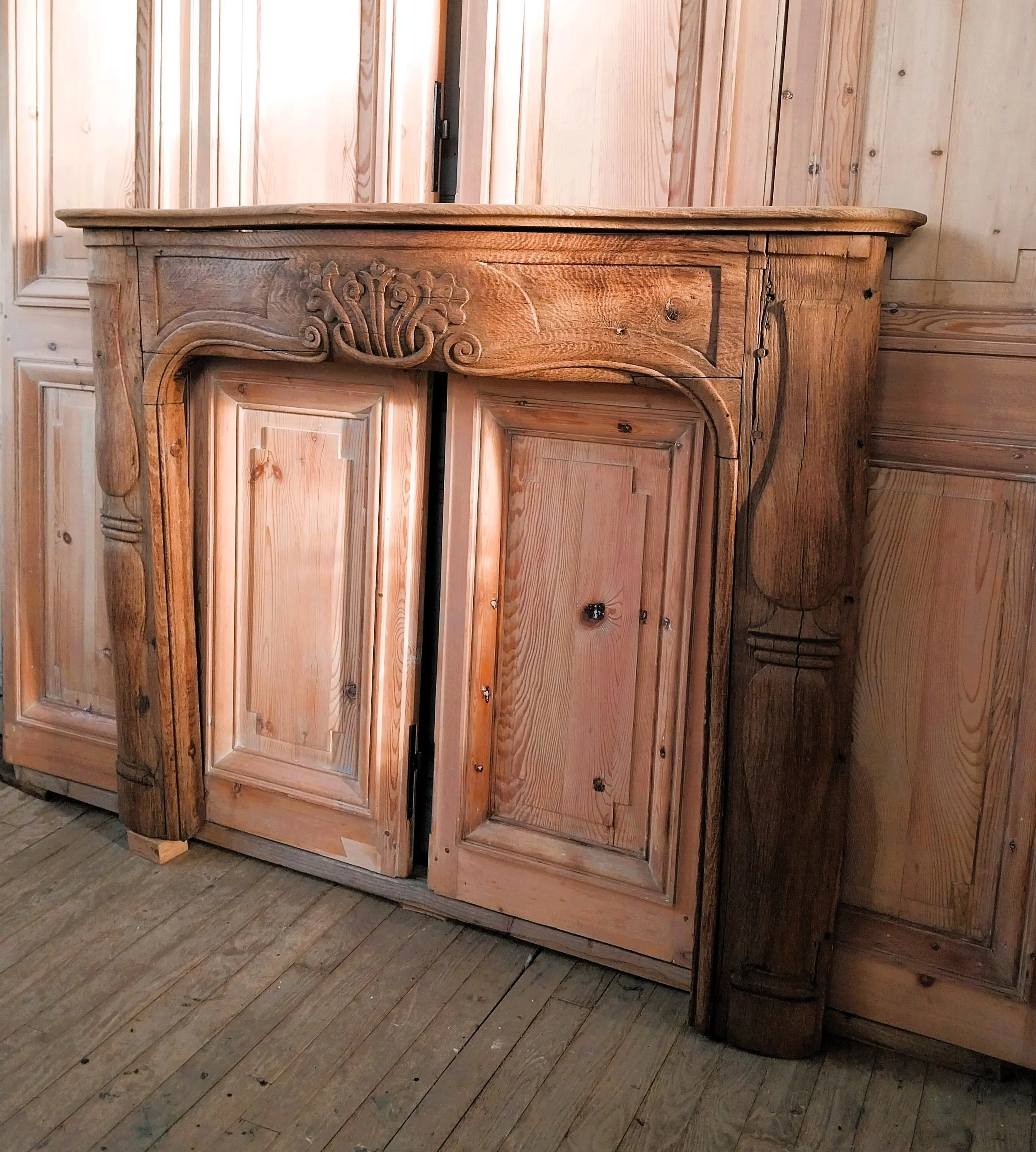 Cheminée Galbée en Chêne XVIIIème Boiserie