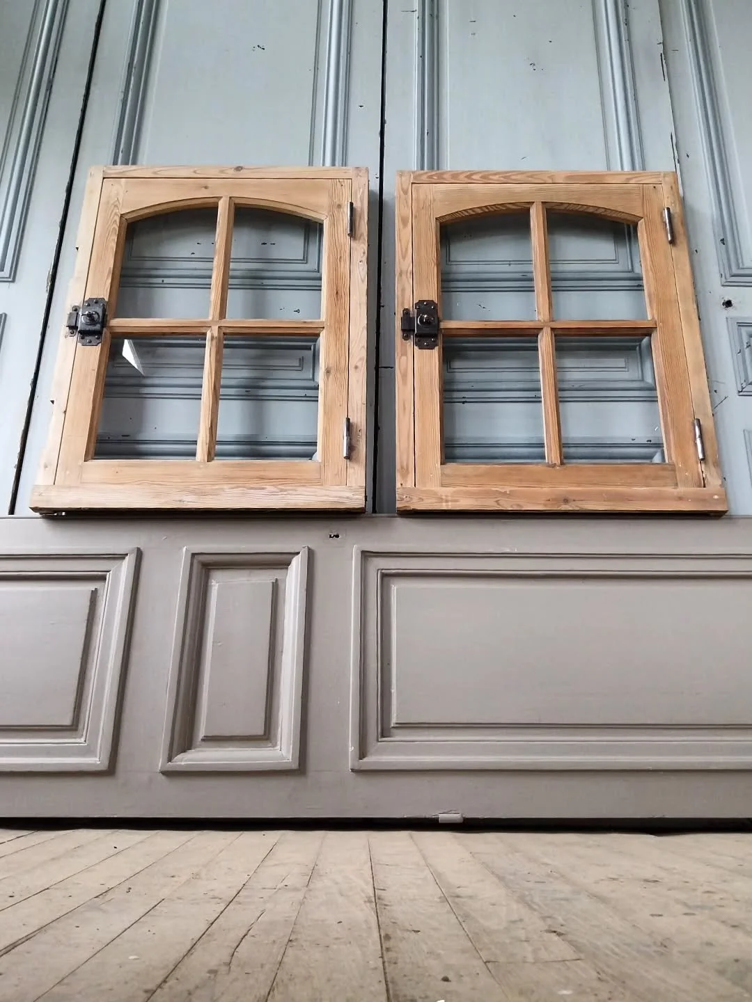 Charmantes petites fen&ecirc;tres anciennes cintr&eacute;es...
.
www.aut-antik.fr 
https://www.antikeo.com/catalogue/materiaux-et-elements-darchitecture/boiseries/charmantes-fenetres-anciennes-cintrees-146584.
.
.
#secondlifestyle
#fen&ecirc;tre
#arc