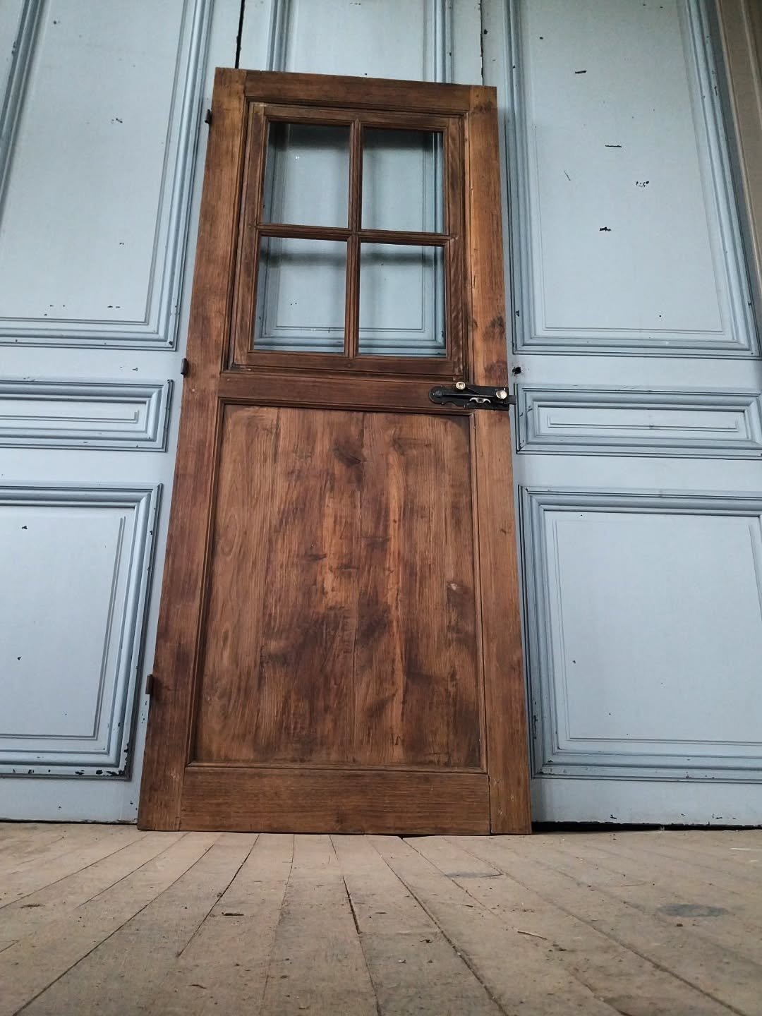 Porte ancienne en ch&ecirc;ne massif avec ch&acirc;ssis vitr&eacute; ouvrant - XIXe si&egrave;cle 
.
A retrouver sur :
www.aut-antik.fr 
Ou sur
https://www.antikeo.com/catalogue/materiaux-et-elements-darchitecture/boiseries/porte-ancienne-en-chene-av