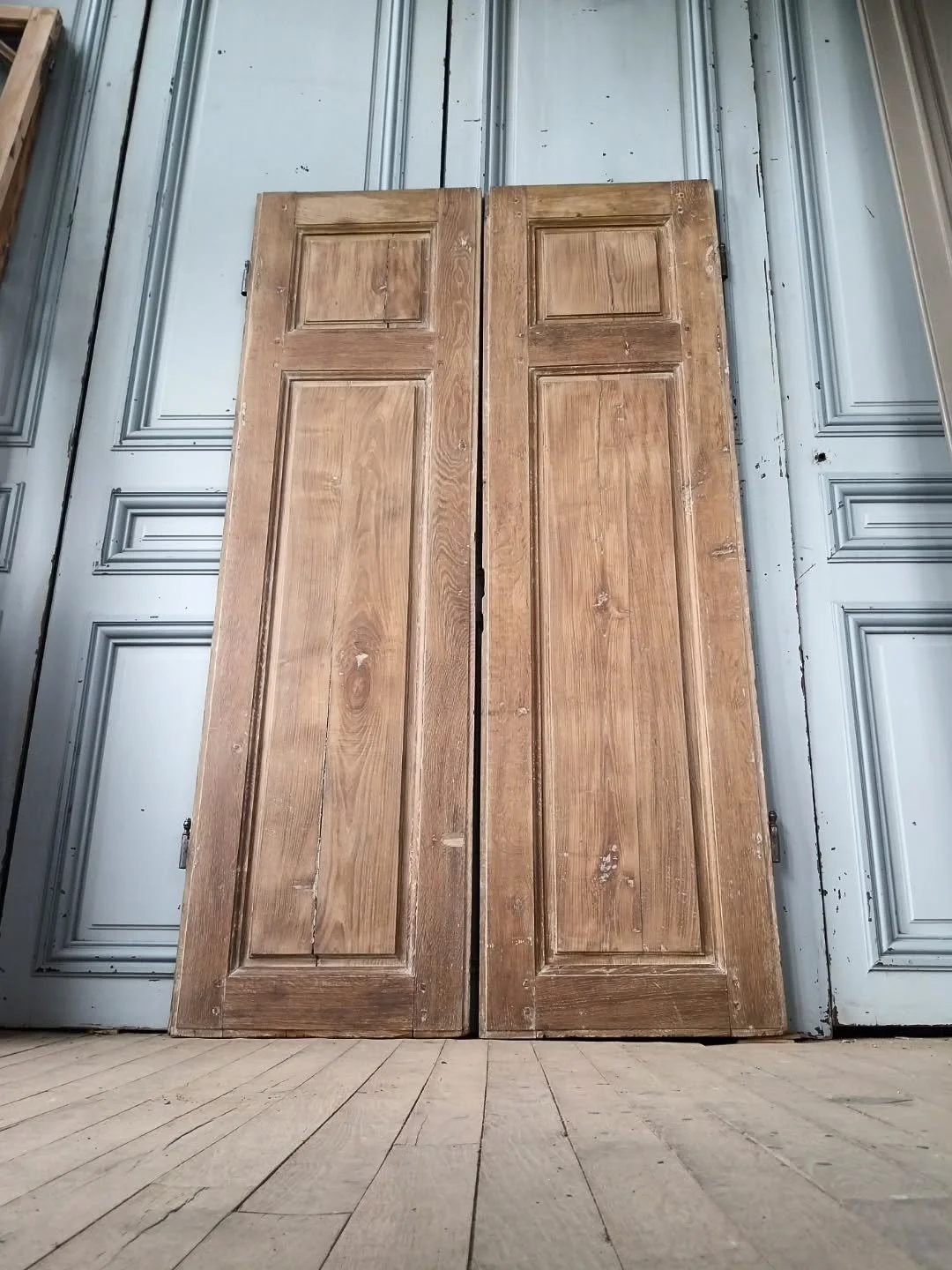 Volets anciens XVIIIᵉ en bois &ndash; d&eacute;coration ou am&eacute;nagement
A d&eacute;couvrir sur:
www.aut-antik.fr 
Ou sur
https://www.antikeo.com/catalogue/materiaux-et-elements-darchitecture/boiseries/volets-anciens-xviiie-en-bois-decoration-ou