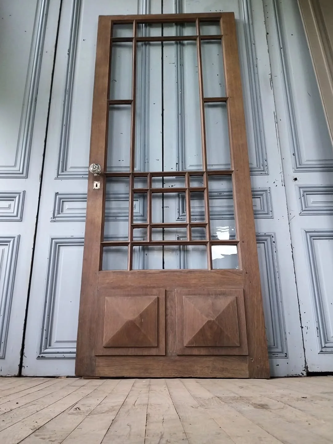 ✨ Belle porte en ch&ecirc;ne vitr&eacute;e style Art d&eacute;co : une excellente id&eacute;e pour faire entrer la lumi&egrave;re et sublimer un int&eacute;rieur....
Sur : www.aut-antik.fr 
Ou
https://www.antikeo.com/catalogue/materiaux-et-elements-d