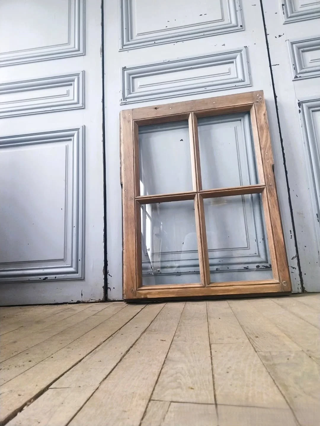 Anciennes fen&ecirc;tres de Ch&acirc;teau XVIIIe en ch&ecirc;ne massif-belle qualit&eacute; d'origine 
A voir sur
 www.aut-antik.fr 
Ou
https://www.antikeo.com/catalogue/materiaux-et-elements-darchitecture/boiseries/anciennes-fenetres-de-chateau-xvii