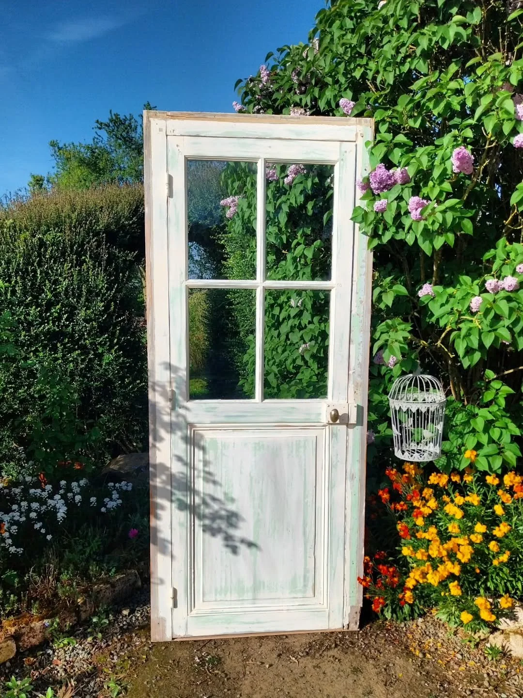 Porte ancienne avec ch&acirc;ssis, charme et lumi&egrave;re printani&egrave;re...
.
A voir sur www.aut-antik.fr 
Ou sur
https://www.antikeo.com/catalogue/materiaux-et-elements-darchitecture/boiseries/superbe-porte-ancienne-avec-cadre-dorigine-charme-