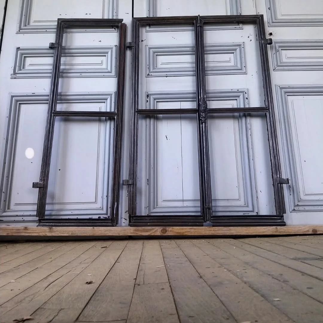 Rare verri&egrave;re ancienne de ch&acirc;teau &ndash; Id&eacute;ale r&eacute;novation ou d&eacute;co

A voir sur www.aut-antik.fr 
Ou sur
https://www.antikeo.com/catalogue/materiaux-et-elements-darchitecture/boiseries/rare-verriere-ancienne-de-chate