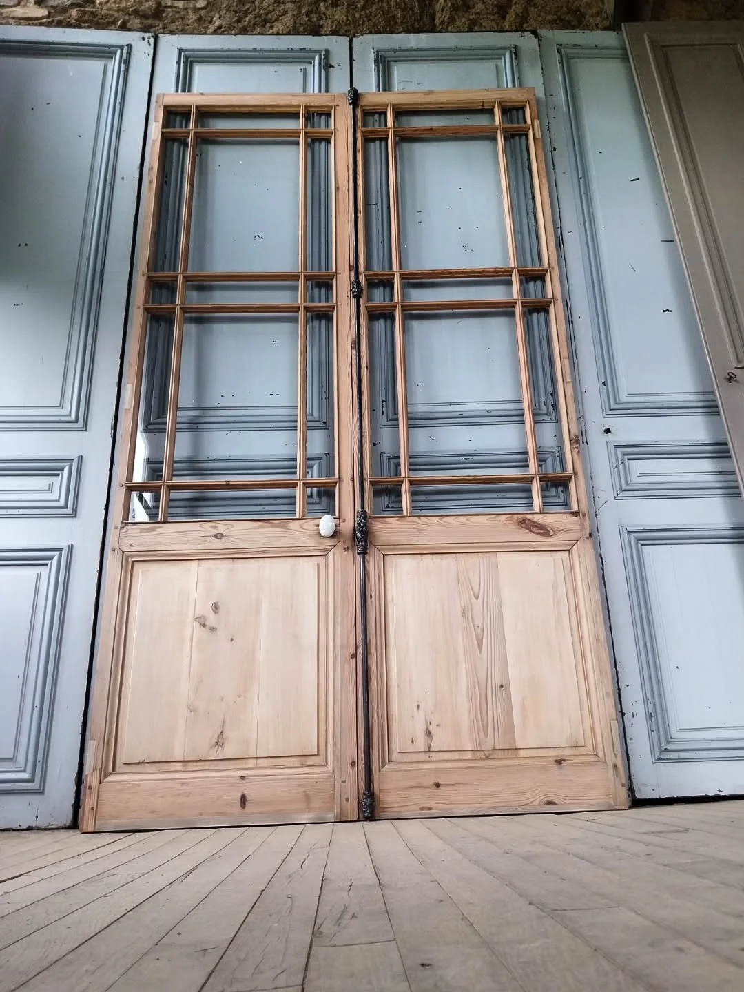 Paire de portes vitr&eacute;es &agrave; deux vantaux, &eacute;l&eacute;gance intemporelle et charme architectural
A retrouver sur:
www.aut-antik.fr 
Ou sur
https://www.antikeo.com/catalogue/materiaux-et-elements-darchitecture/boiseries/paire-de-porte
