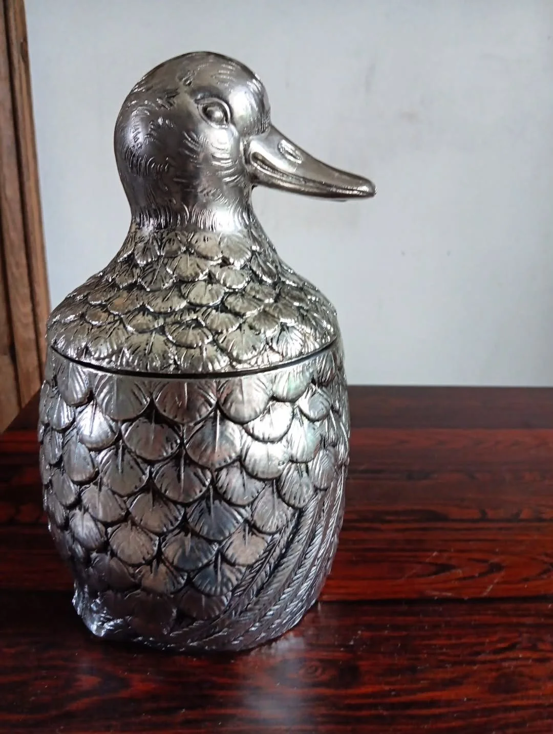 Sceau &agrave; glace canard argent&eacute;,  Mauro Manetti, Italie 1960.
A retrouver sur:
www.aut-antik.fr 
Ou sur:
https://www.antikeo.com/catalogue/objets-decoratifs/verrieres-rafraichissoirs/seau-a-glace-canard-argente-mauro-manetti-italie-vers-19