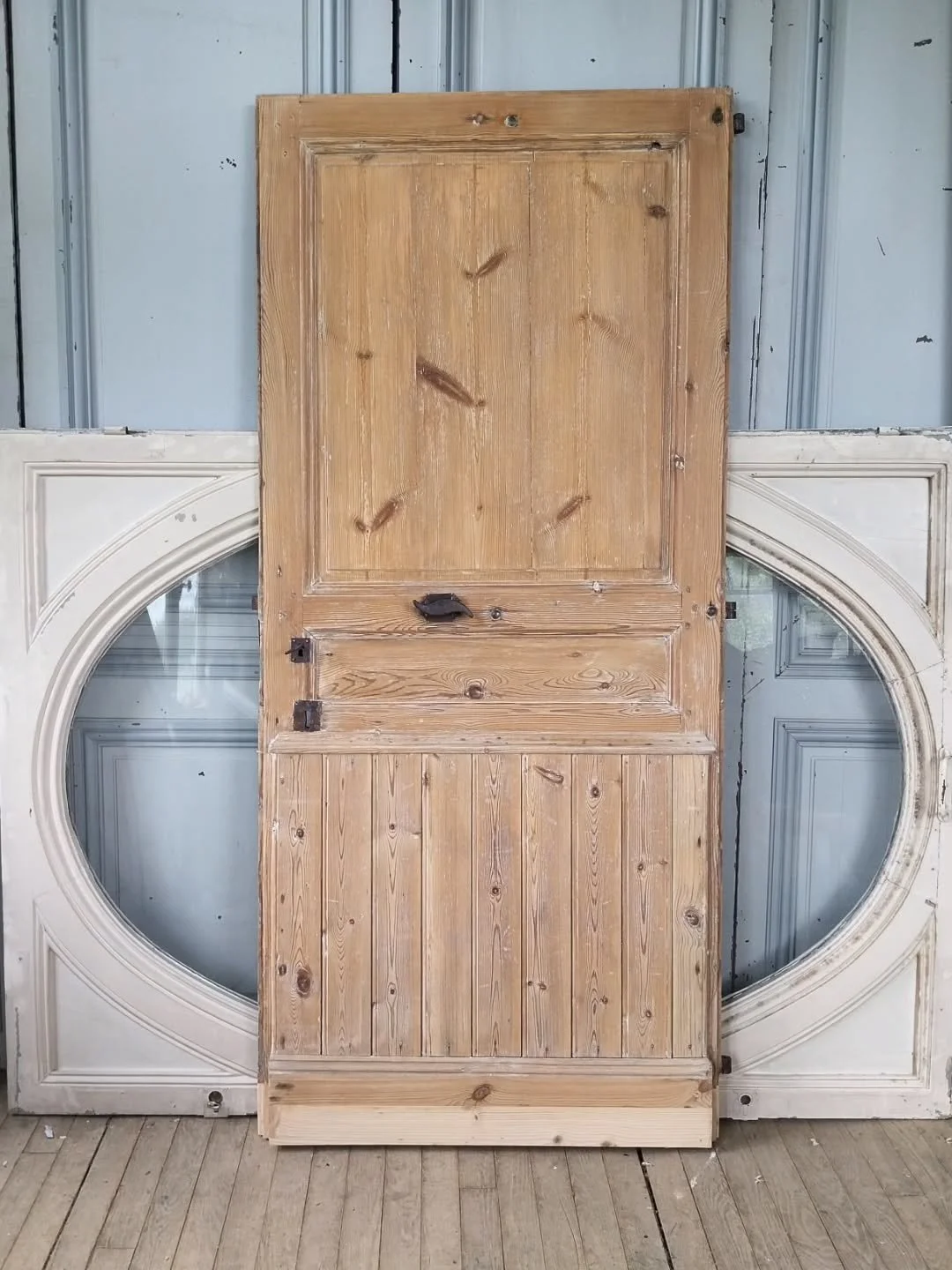 Ancienne porte d&rsquo;abbaye restaur&eacute;e en bois massif
A retrouver sur :
www.aut-antik.fr 
Ou sur:
https://www.antikeo.com/catalogue/materiaux-et-elements-darchitecture/boiseries/ancienne-porte-dabbaye-restauree-en-bois-massif-158091

#portesa