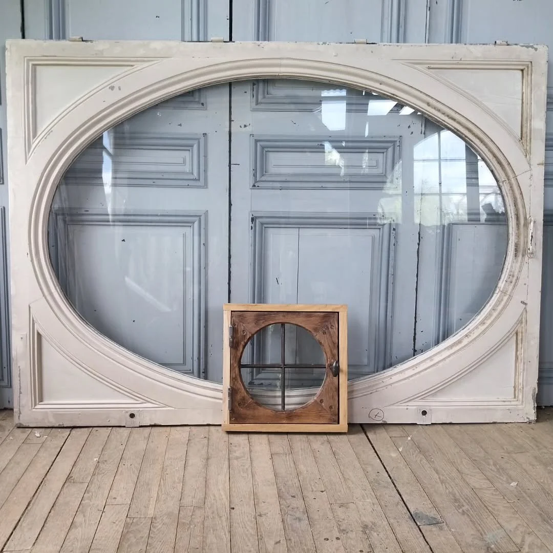 Le charme se cache dans les d&eacute;tails&hellip; ce petit &oelig;il-de-b&oelig;uf en est la preuve ✨
A retrouver sur:
www.aut-antik.fr 
Ou sur:
https://www.antikeo.com/catalogue/materiaux-et-elements-darchitecture/boiseries/authentique-oil-de-bouf-