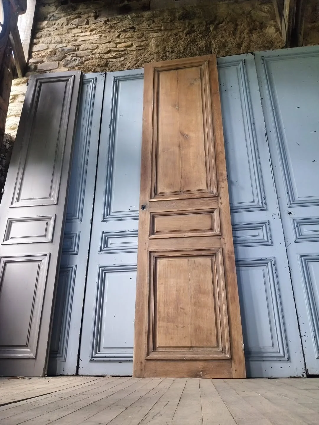 ✨ Porte de placard haussmannienne en ch&ecirc;ne d&eacute;cap&eacute;, o&ugrave; le charme de l'ancien rencontre l'authenticit&eacute; du bois naturel.
A d&eacute;couvrir sur:
www.aut-antik.fr 
Ou sur:
https://www.antikeo.com/catalogue/materiaux-et-e