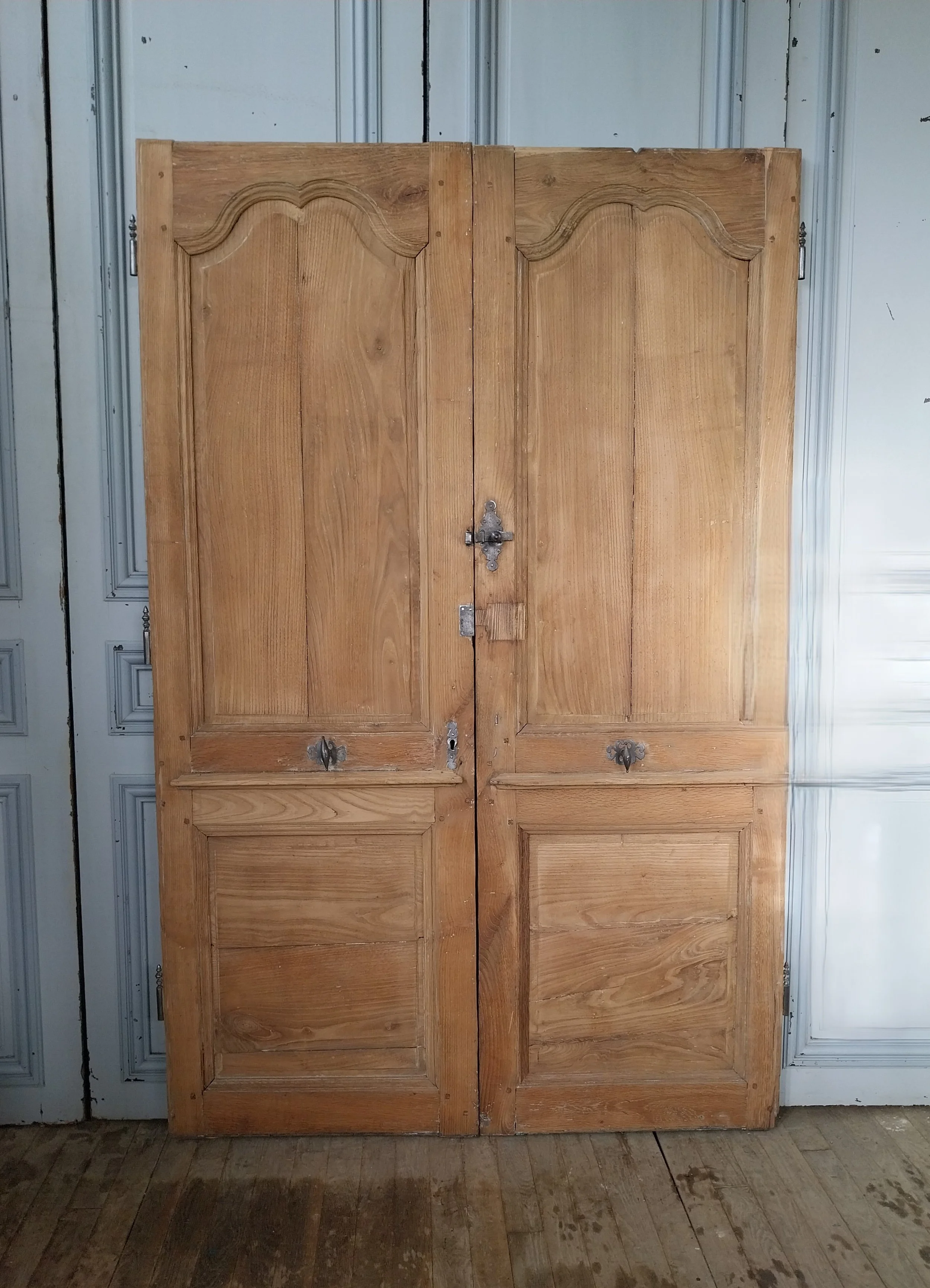 Deux paires de doubles portes XVIIIᵉ siècle – Pièces de caractère