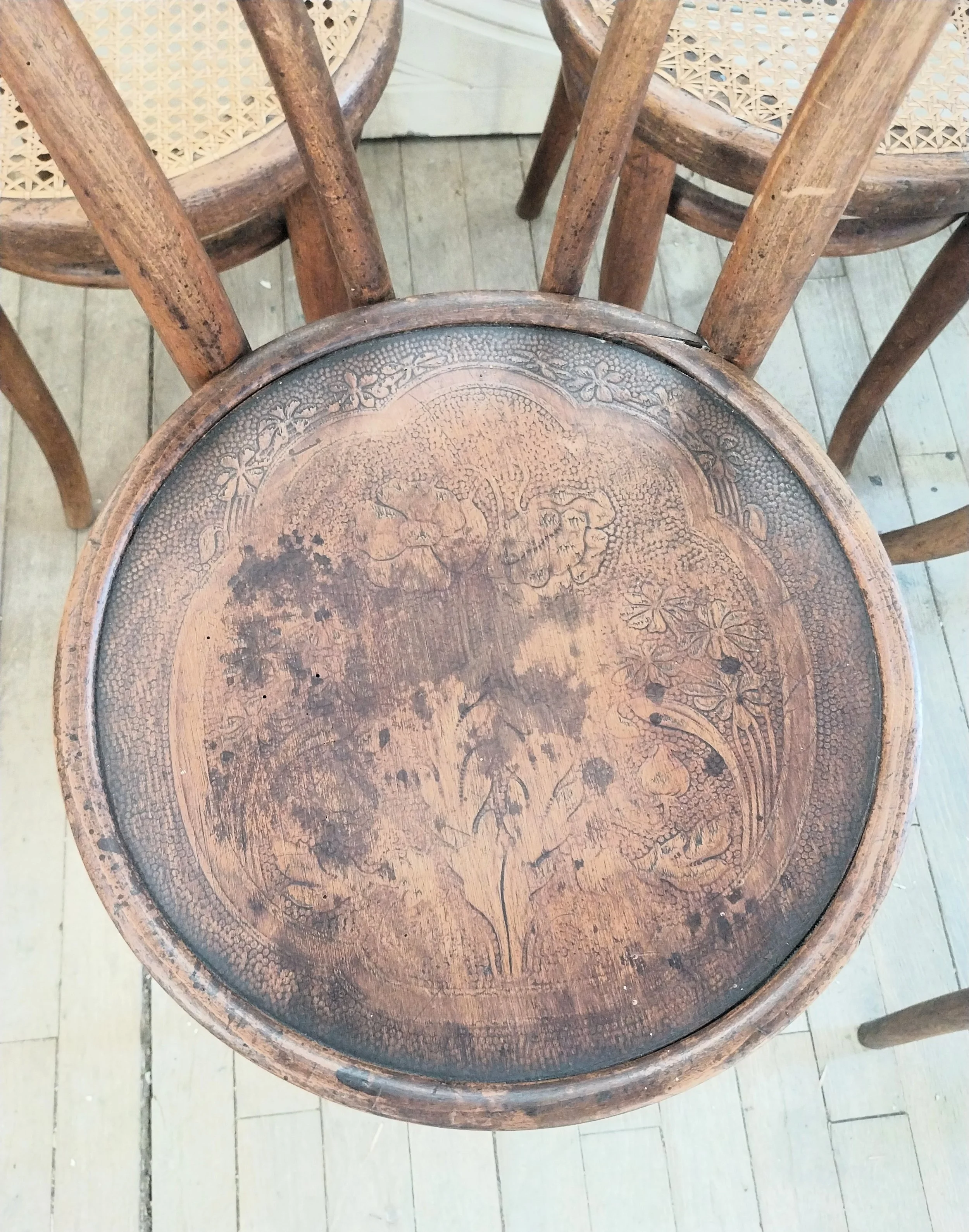motifs sur chaise bois courbée.jpg