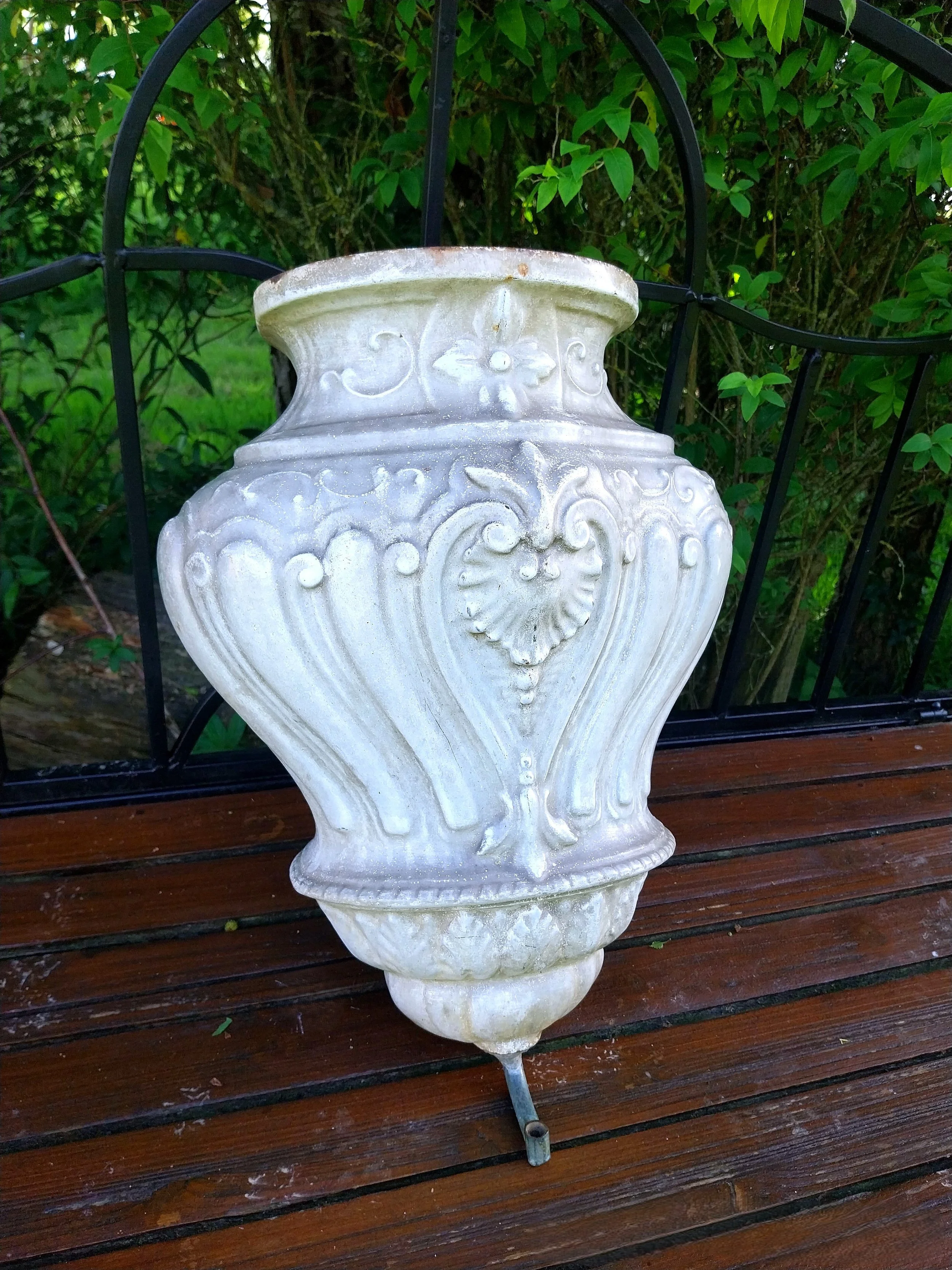 ancienne fontaine en fonte.jpg