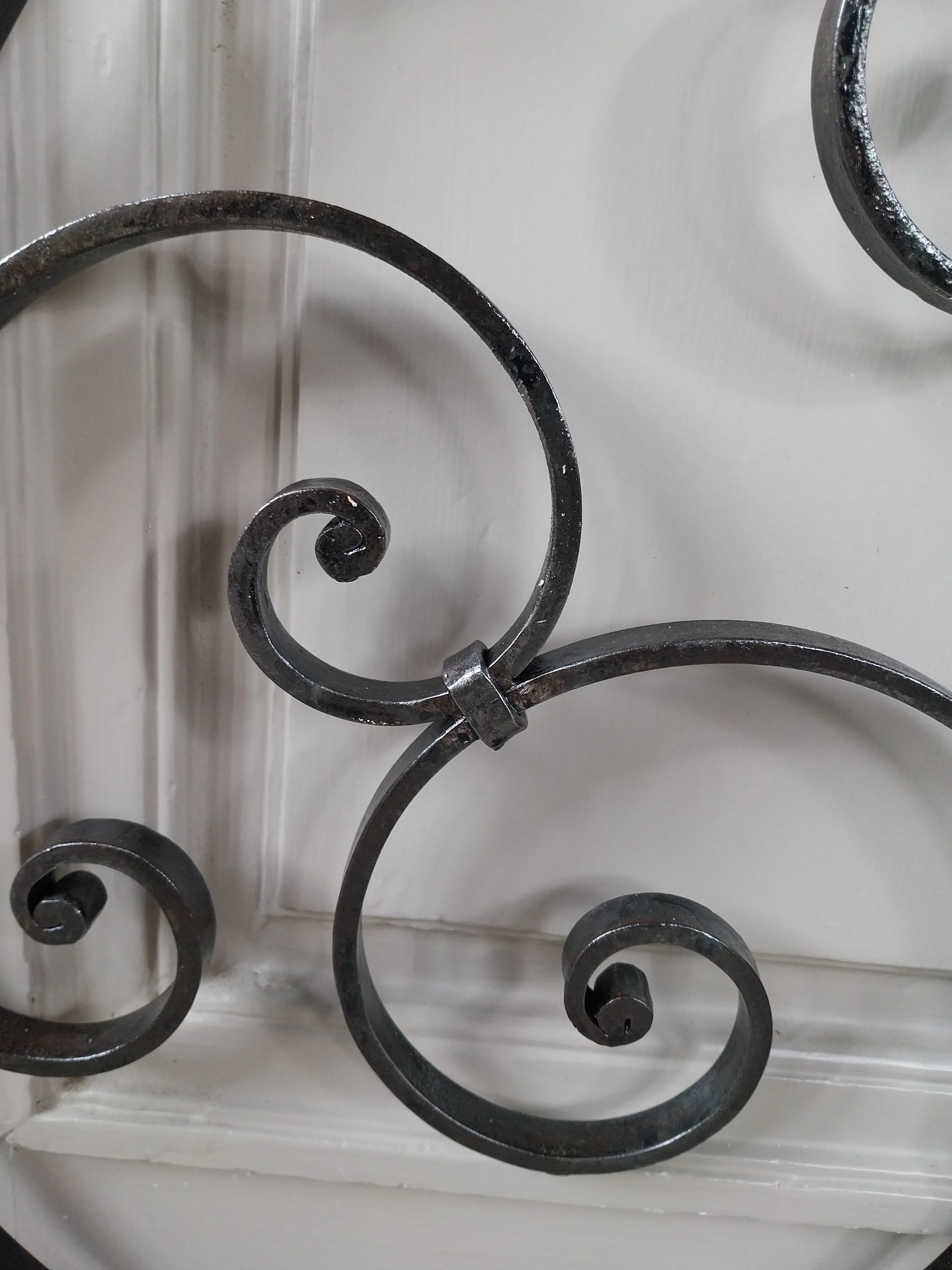 broche sur fer forgé.jpg