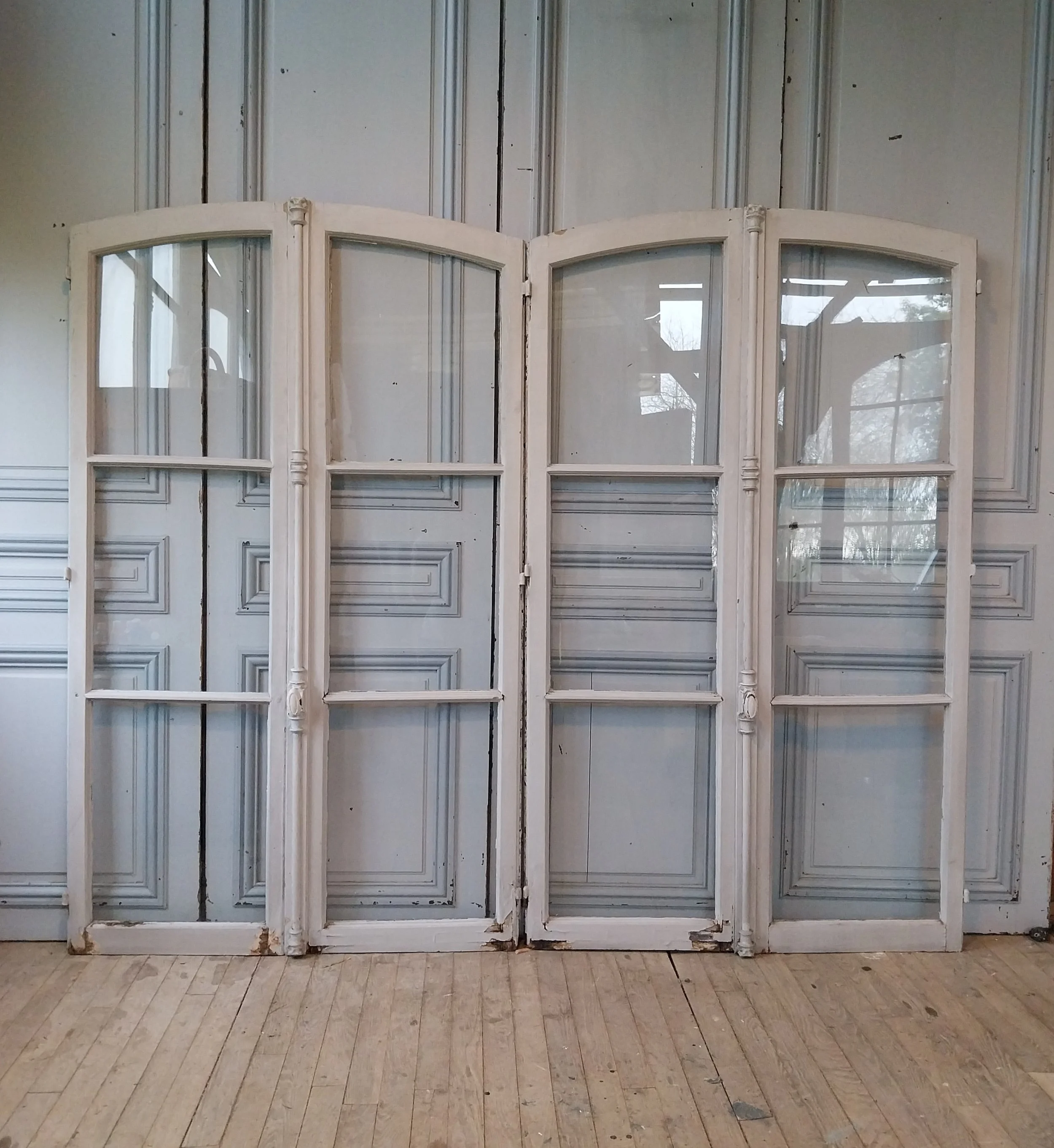 Deux paires de fenêtres cintrées anciennes – XIXᵉ siècle