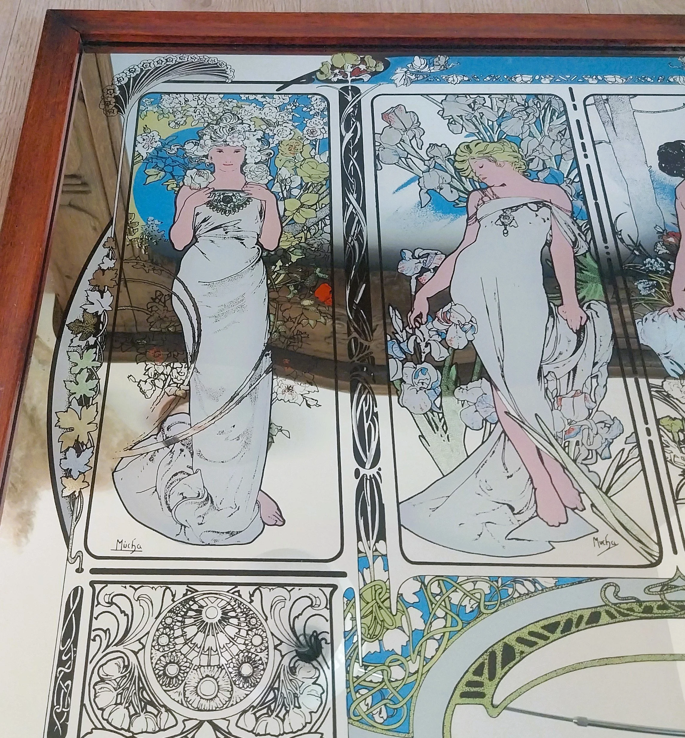 gauche Mucha.jpg