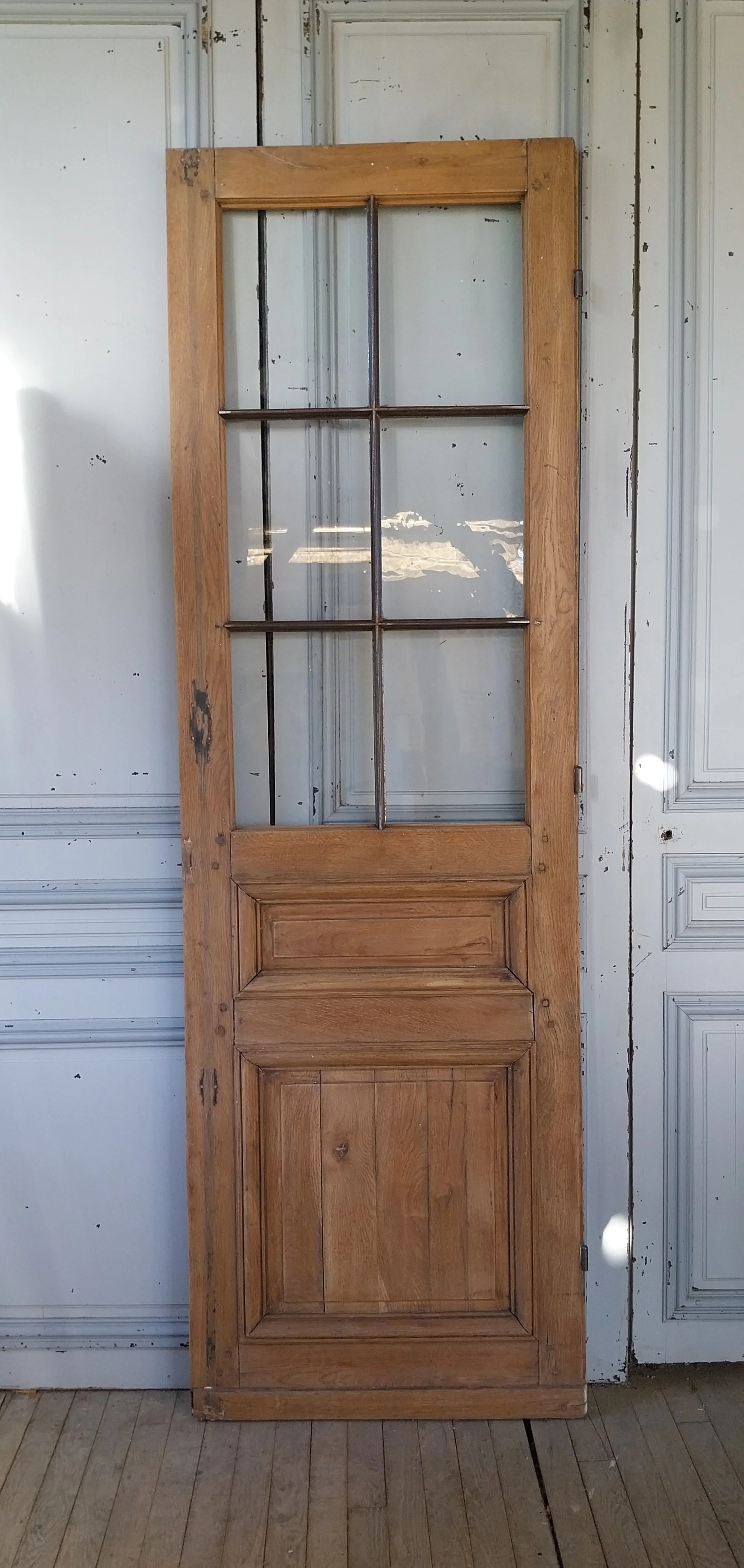 Porte ancienne en chêne massif vitrée, petits bois en fonte – fin XIXe