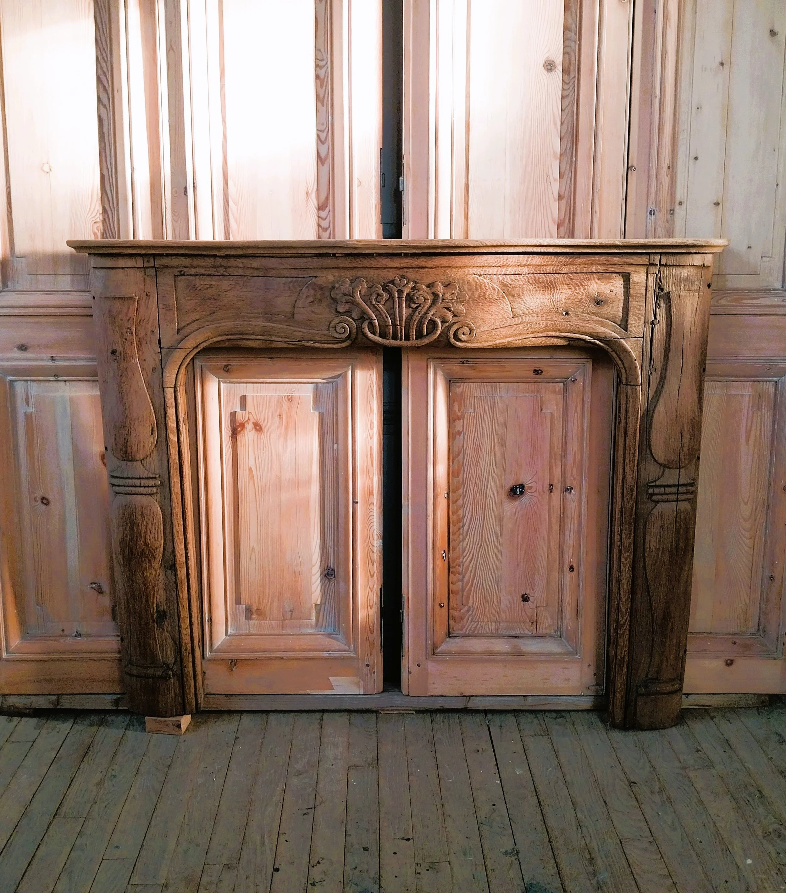 Cheminée Galbée en Chêne XVIIIème Boiserie