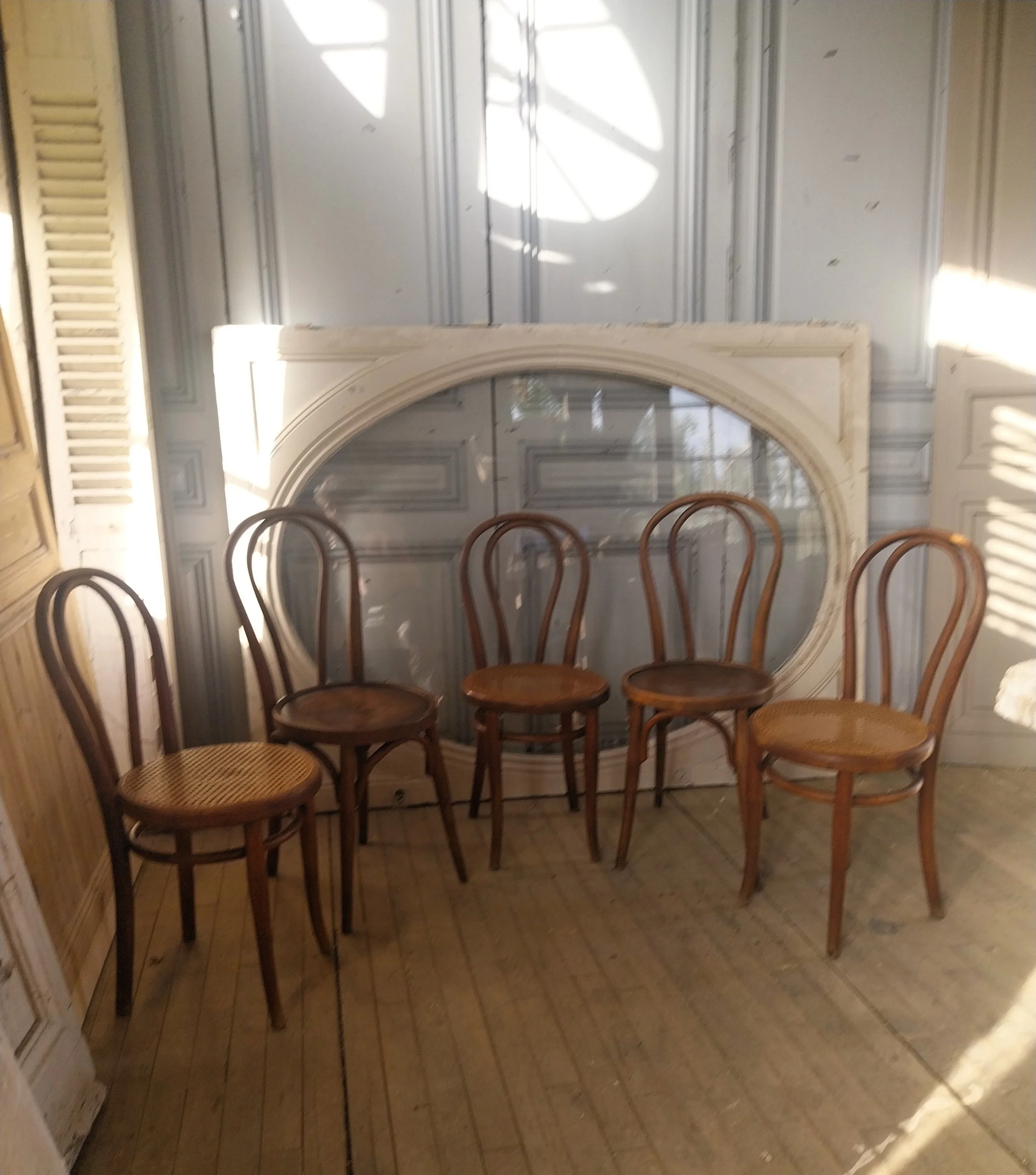 5 chaises bois courbée.jpg