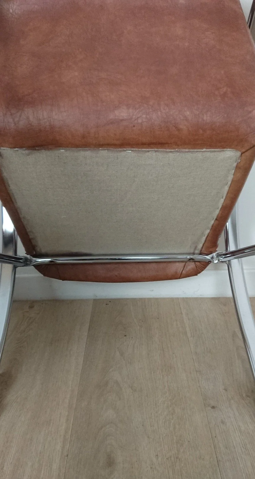 dessous fauteuil.jpg