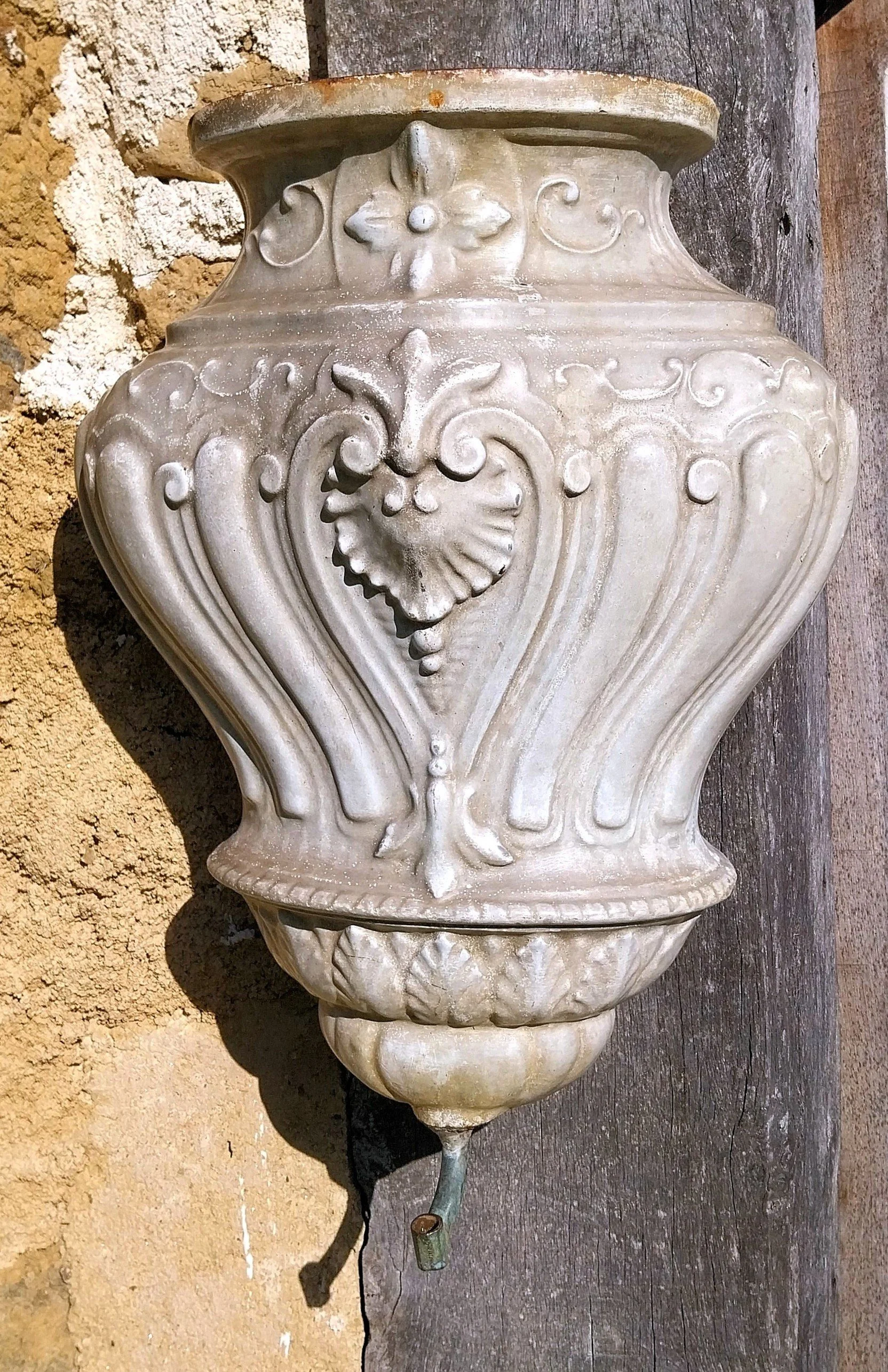 Ancienne fontaine murale en fonte émaillée, époque XIXᵉ siècle