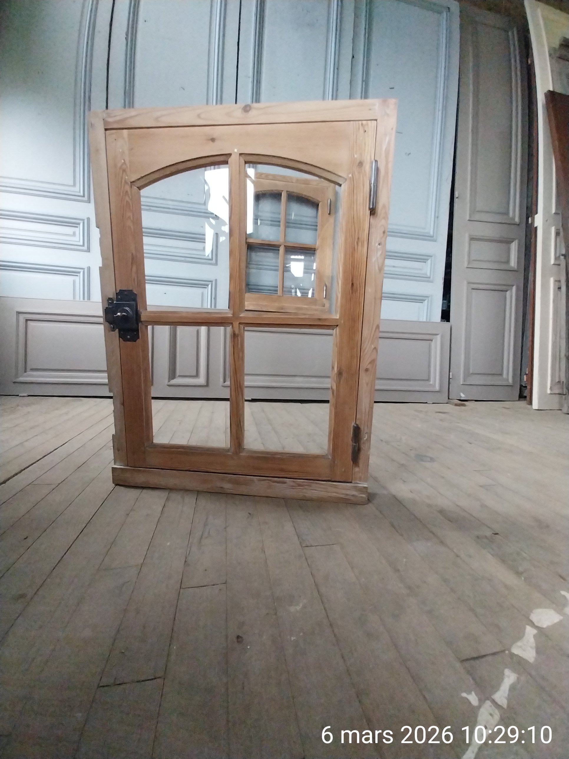 Charmantes fenêtres anciennes cintrées