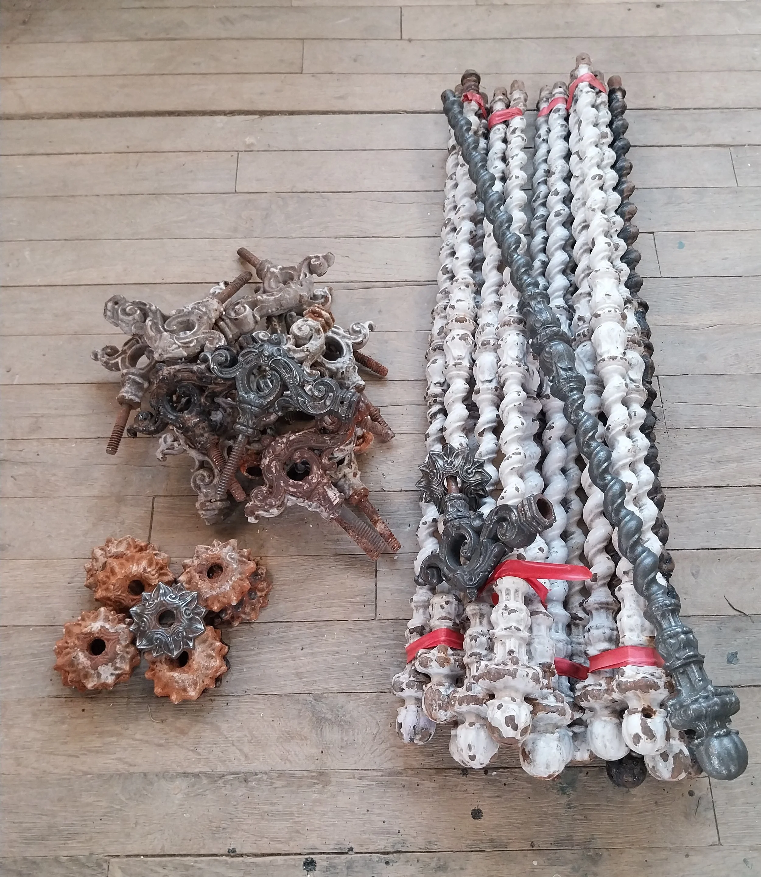 Lot de 16 Barreaux Anciens d’Escalier XIXe Siècle Torsadés, Balustres de Rambarde au Beau Dessin