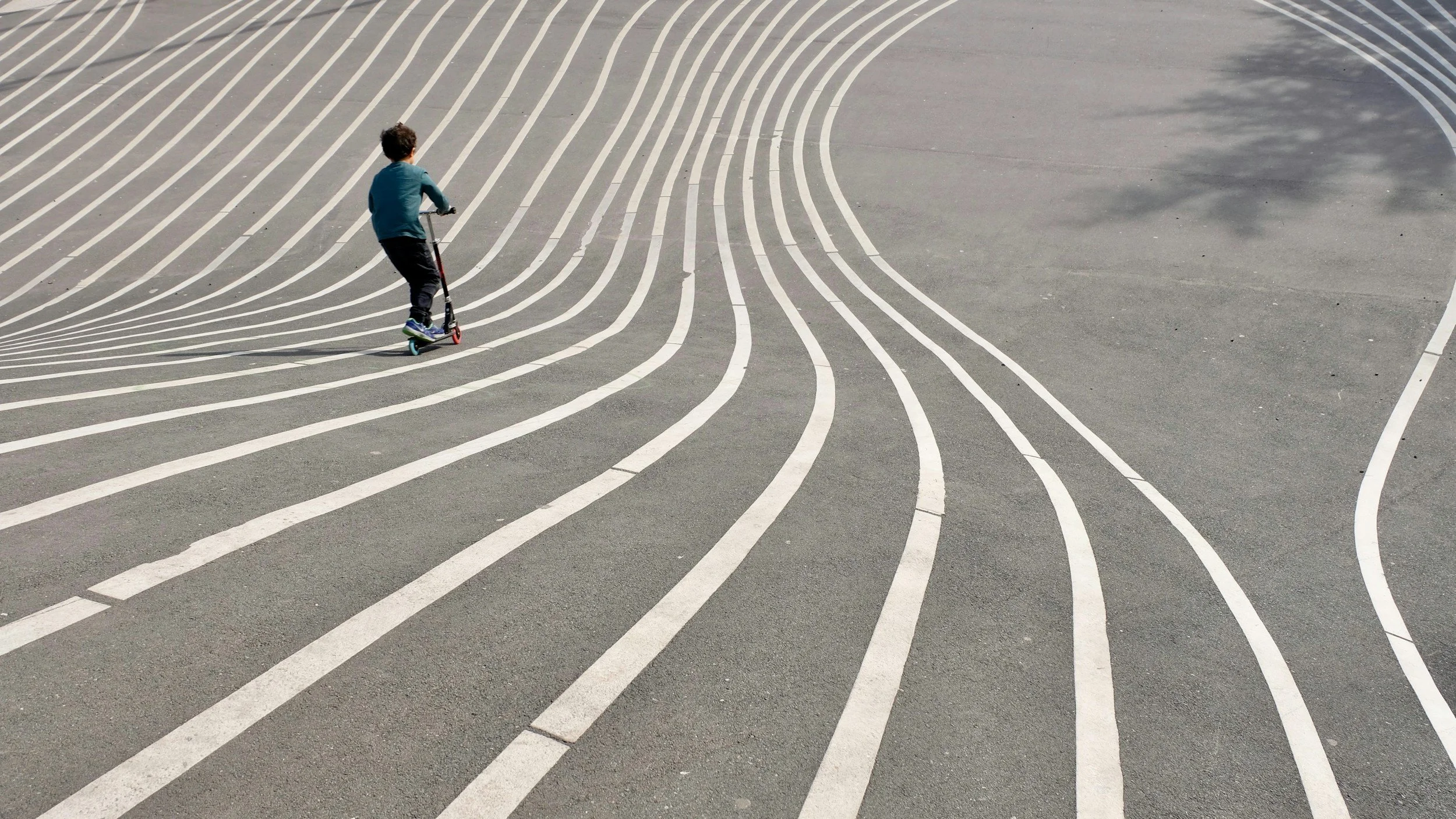 Assignment  9 - Leading Lines of city/ street/ arch