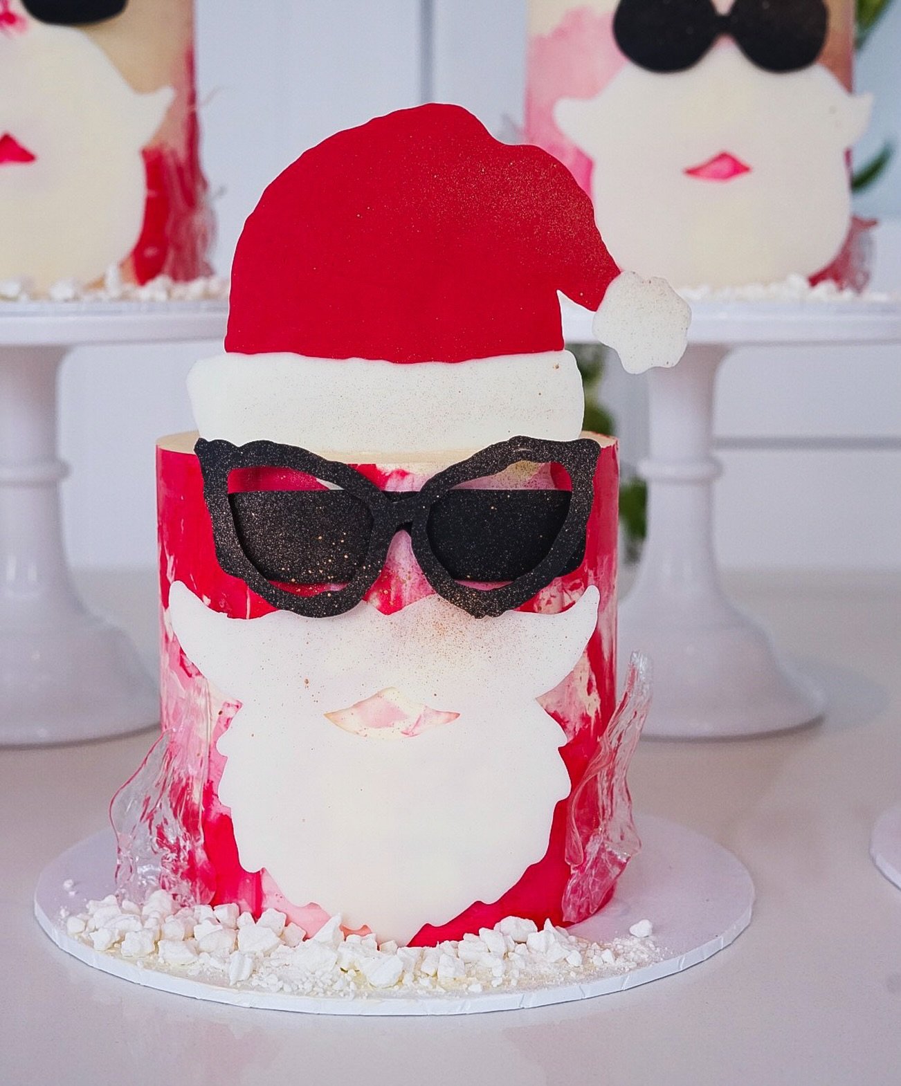 When Santa comes to Australia this time of year #sunniesrequired 🤣😎.

Ps: not sure if he thought this through but his chocolate sunnies, hat and also beard would probably melt in the Aussie heat lol

#dtcstudent #donttellcharkesworkshops #christmas