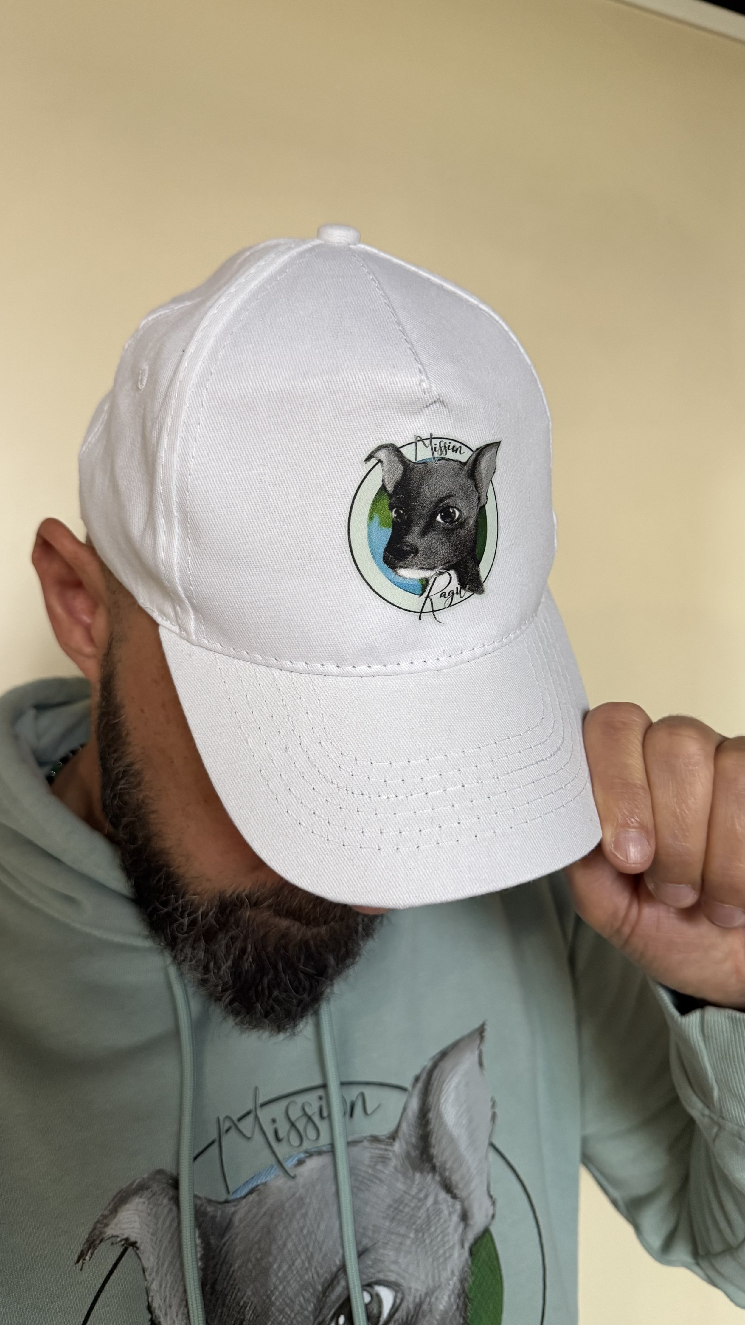 Andrea che indossa il cappellino bianco Mission Ragù.