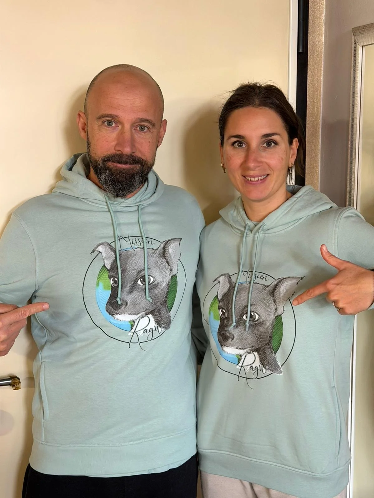 Andrea e Alice che indossano le felpe verde Mission Ragù.