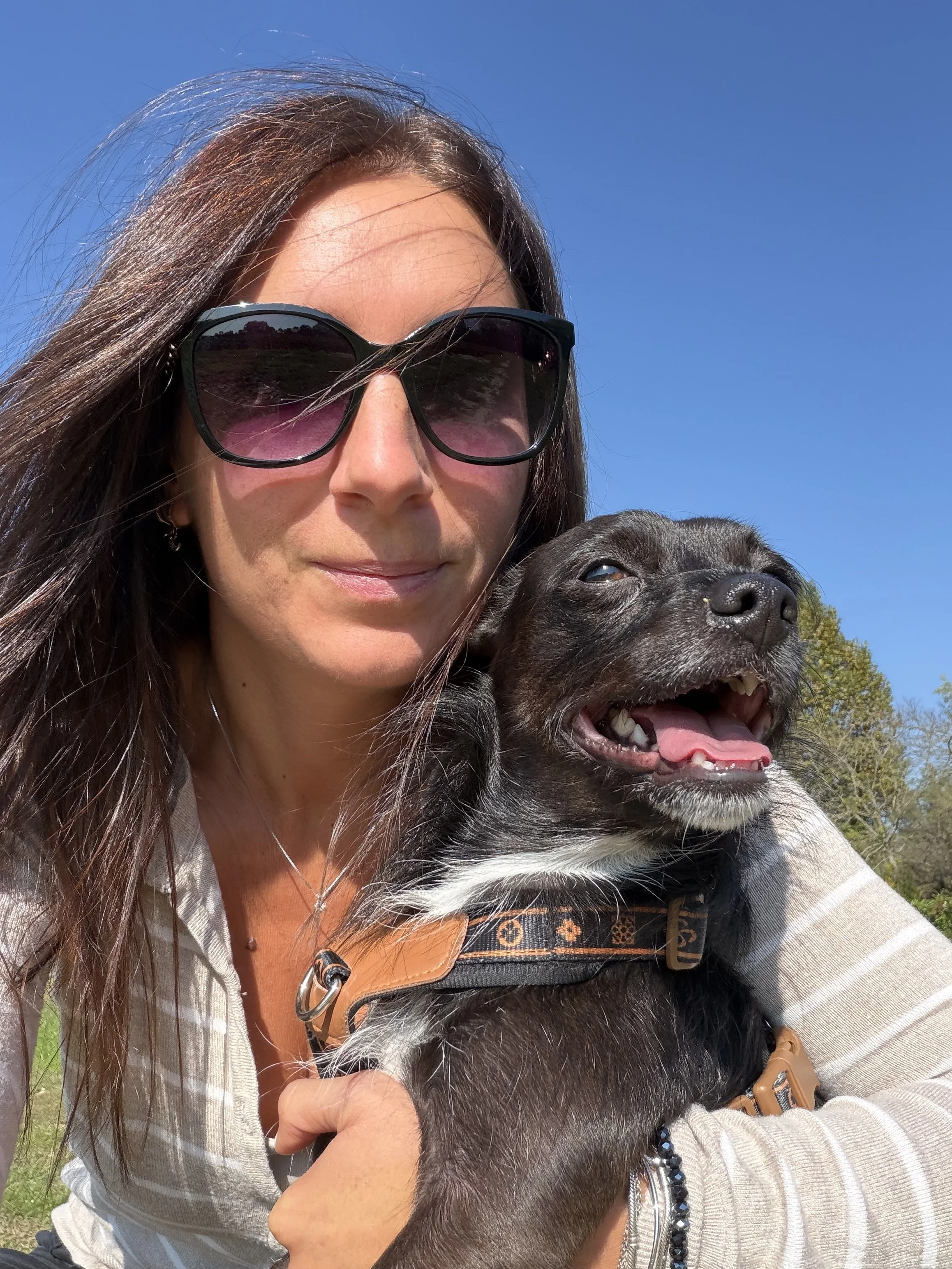 Alice di Mission Ragù che tiene in braccio il cane Ragù.