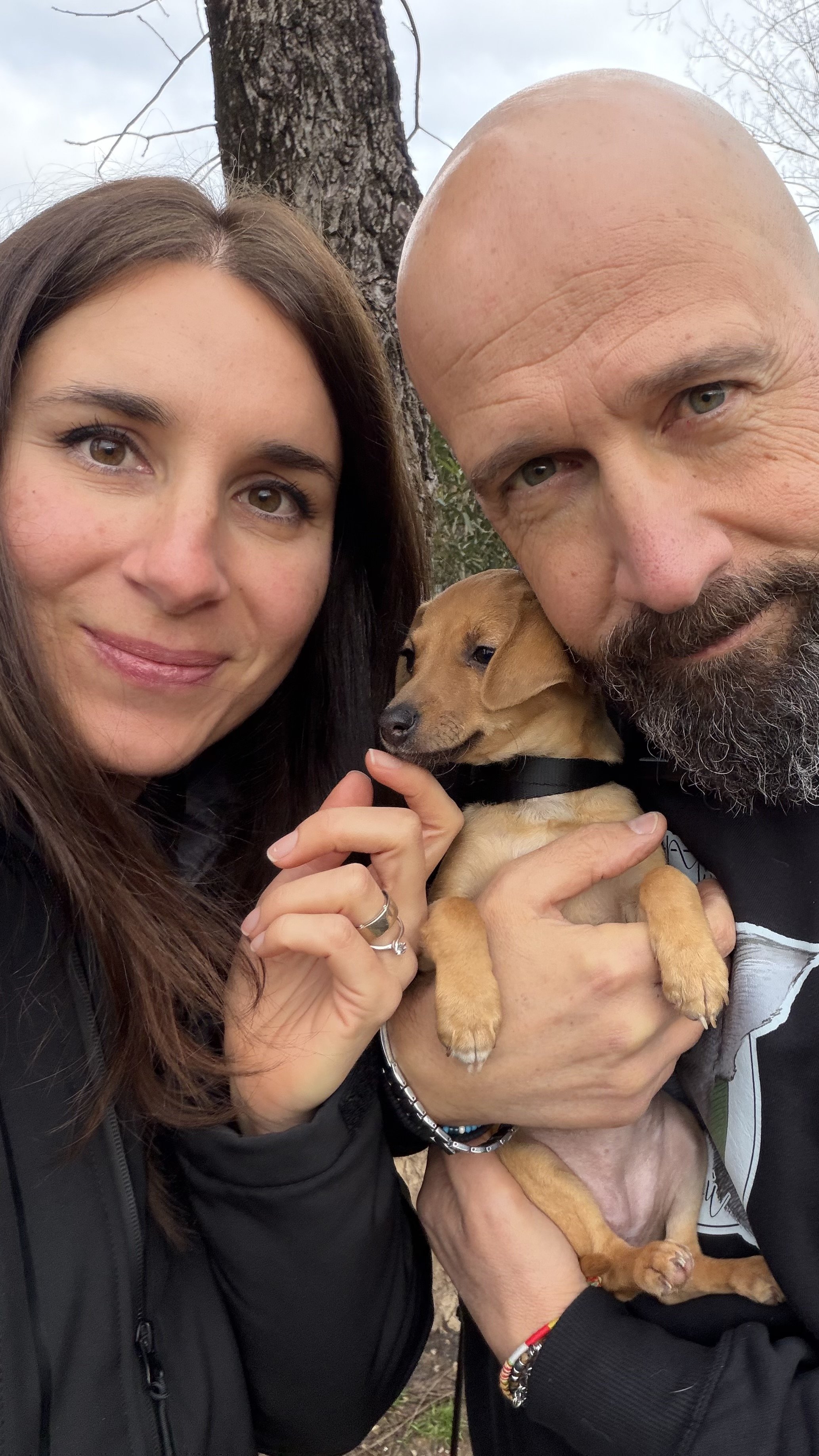 Alice ed Andrea di Mission Ragù. Andrea tiene in braccio una cagnolina che si chiama Merry.