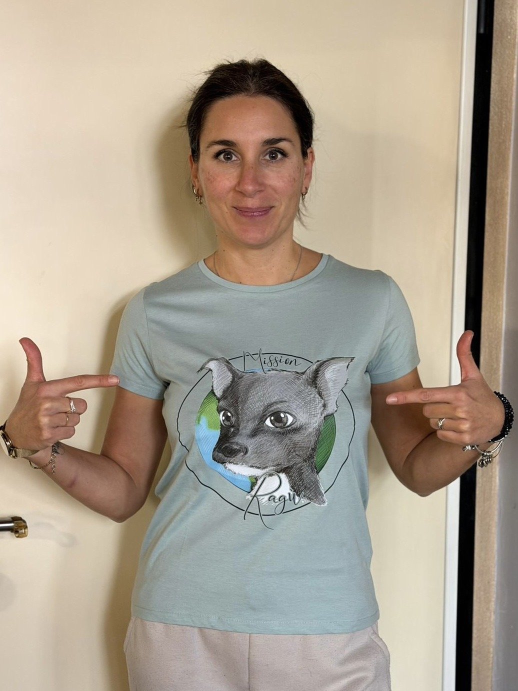 Alicia che indossa maglietta verde Mission Ragù.