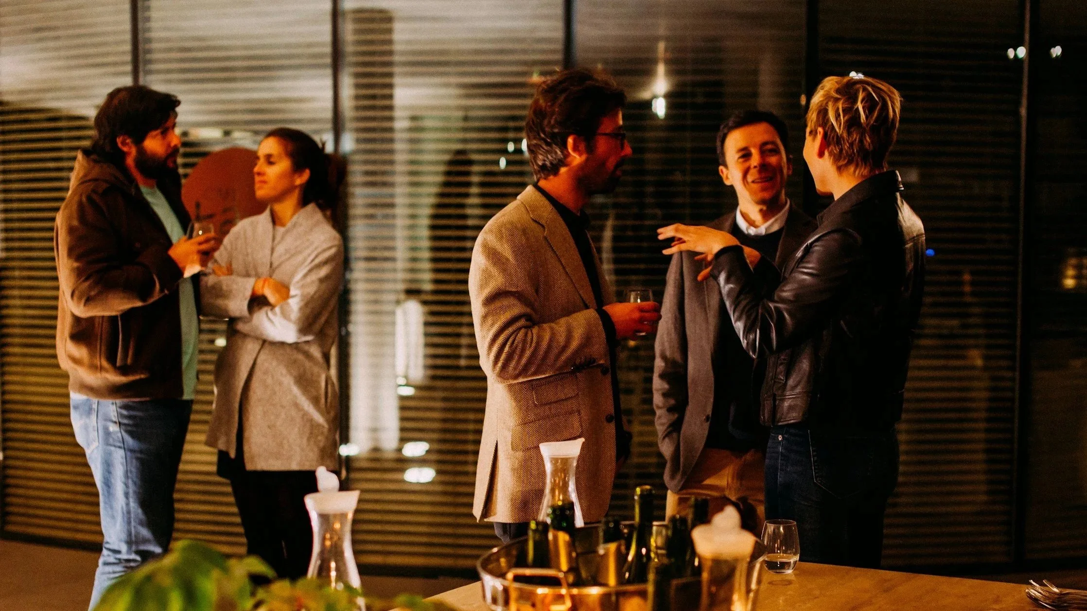 Menschen in lockerer Atmosphäre bei einem Networking-Event mit Catering im Vordergrund