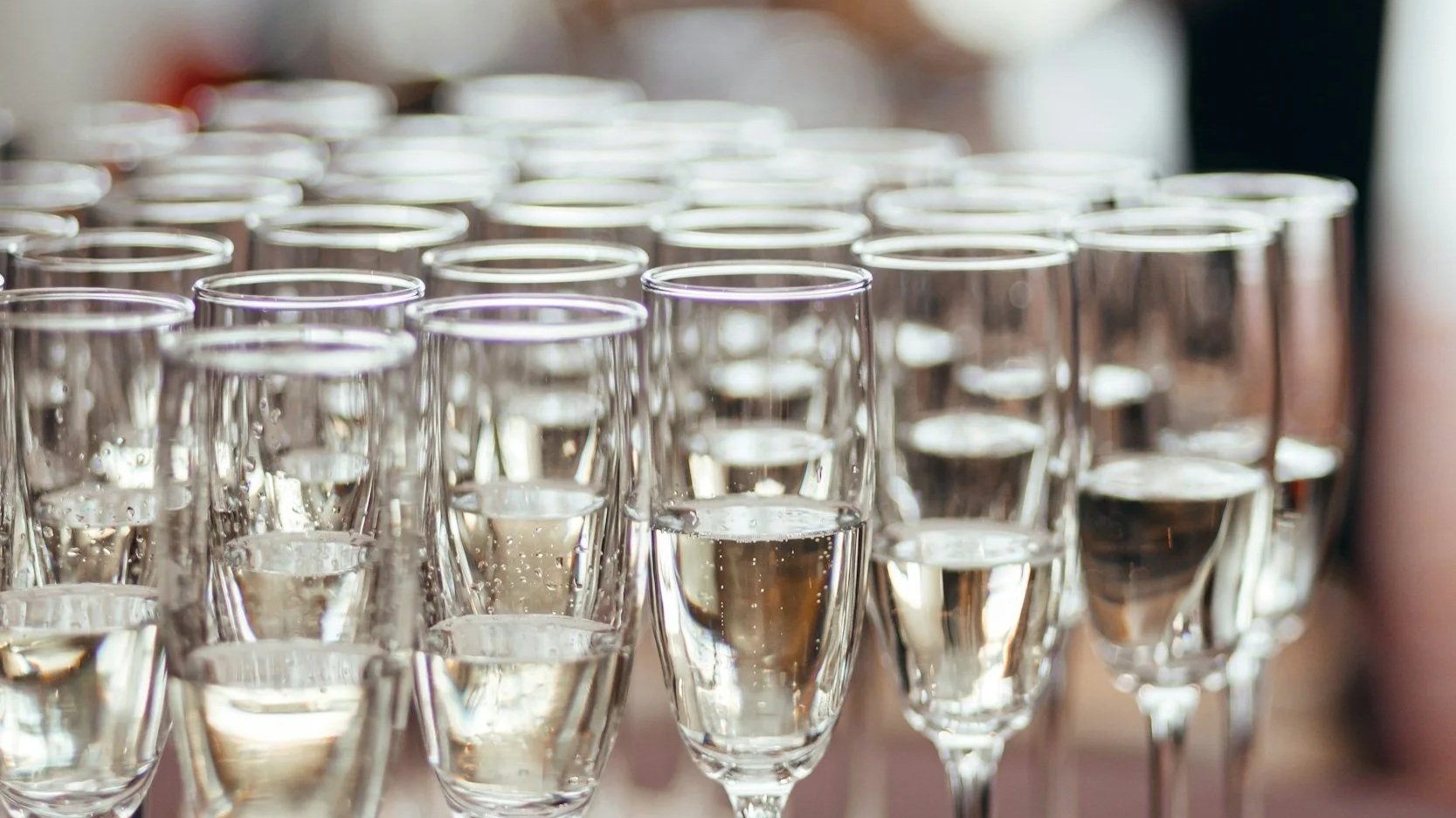Aufgereihte Sektgläser bereit für einen Empfang