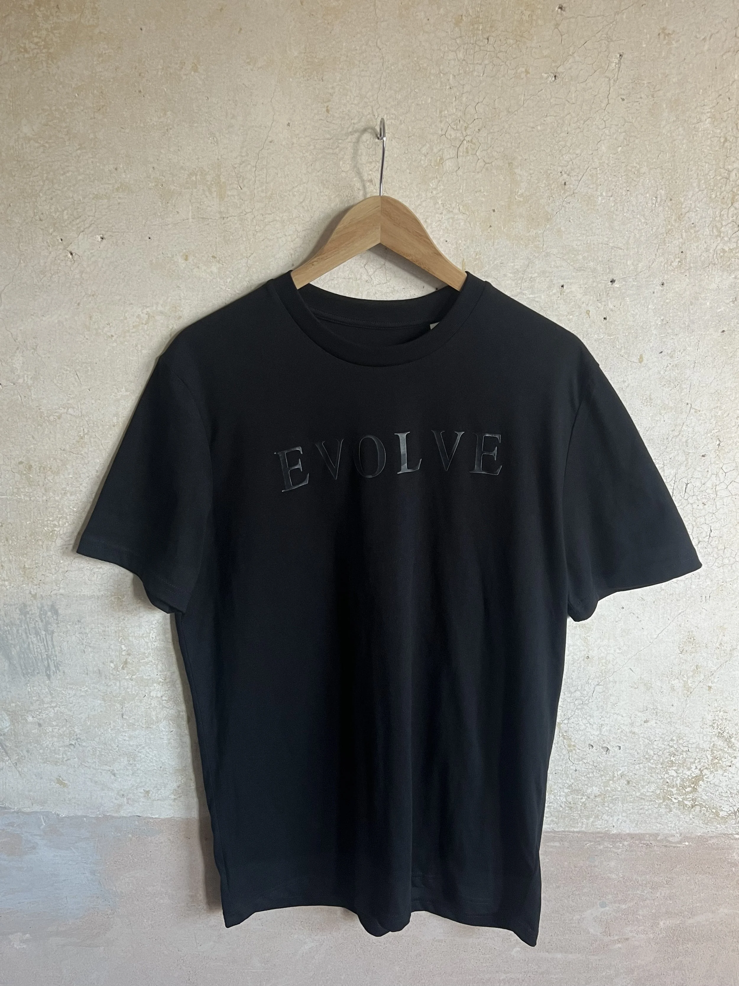 Evolve-Sable Black On Wall.jpg