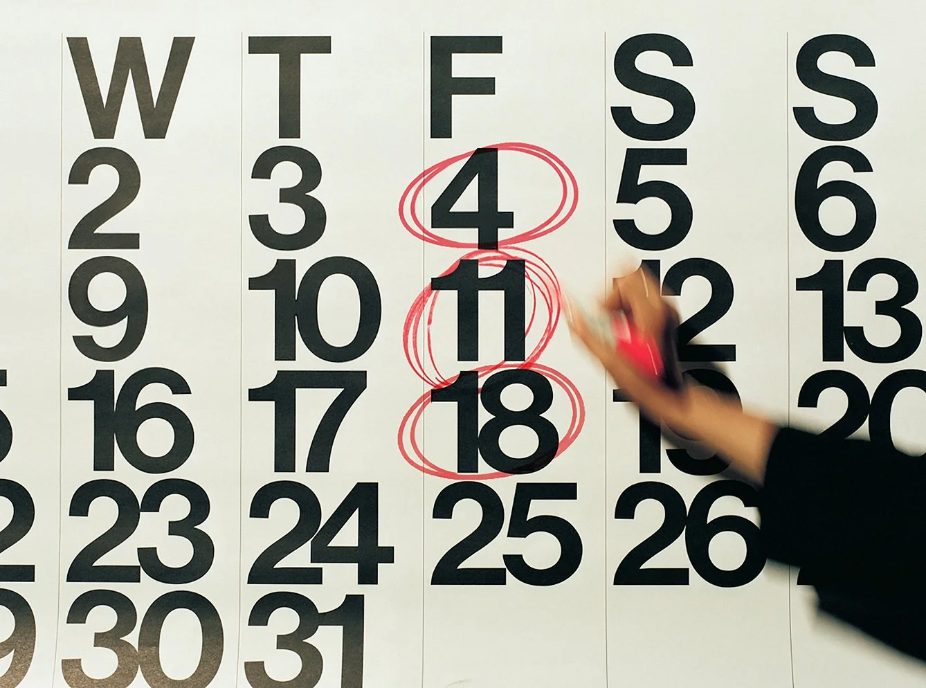 En bild av ett kalenderblad med vissa dagar markerade med cirklar.