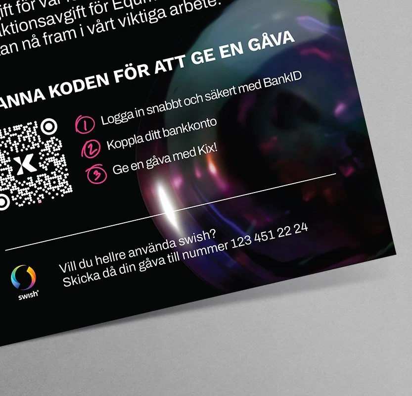 En informationsfolder för Swish med instruktioner för att ge en gåva genom att logga in, koppla bankkonto och skicka en gåva till ett specifikt nummer, med en QR-kod för snabb åtkomst.