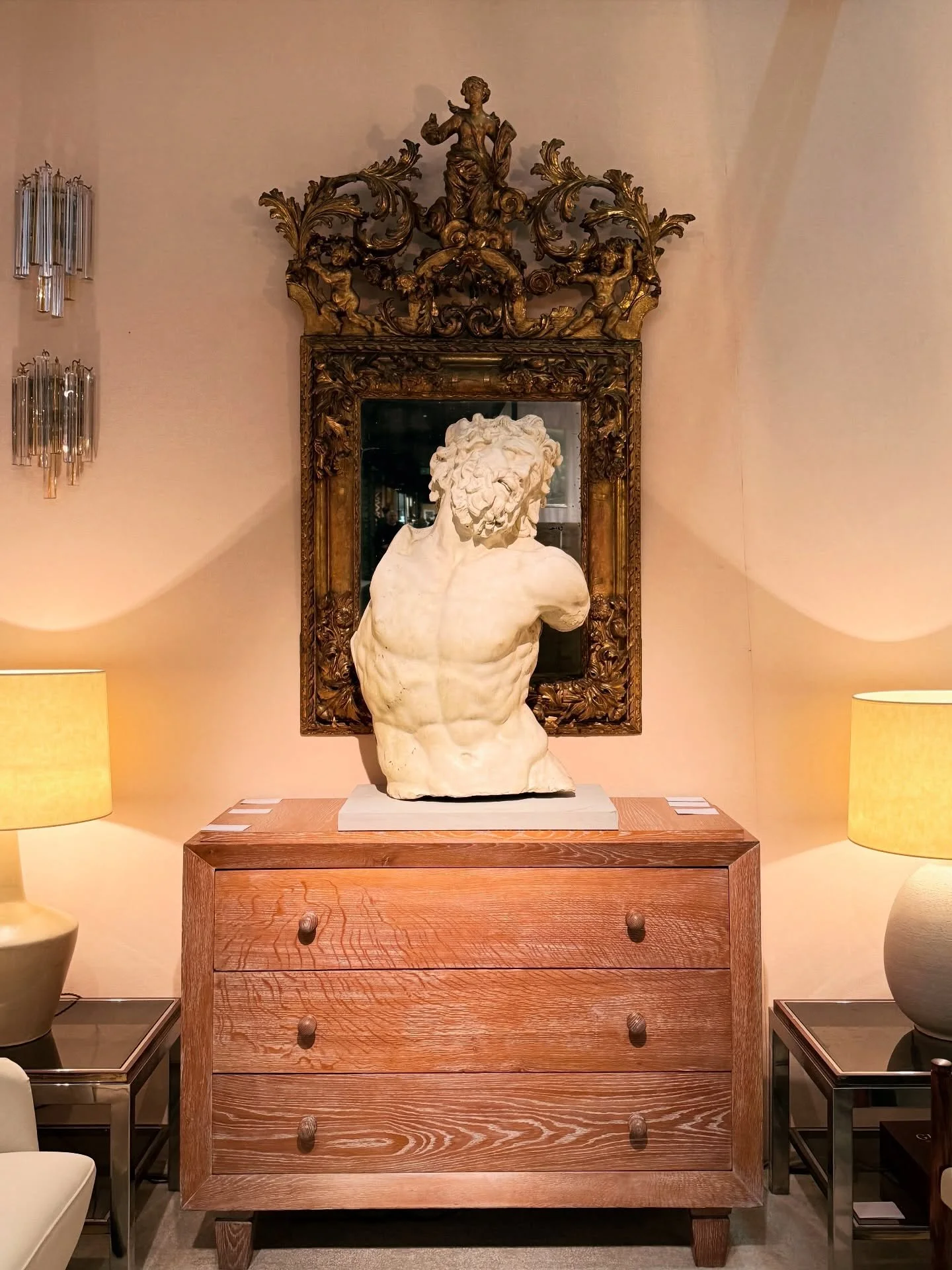 Too many beautiful things for one photo&hellip; so here&rsquo;s 11! 

Another inspiring visit to the Decorative Fair - always nice catching up with familiar faces and meeting new ones 🫶 

If anyone knows the dealer in the last photo with the big lam