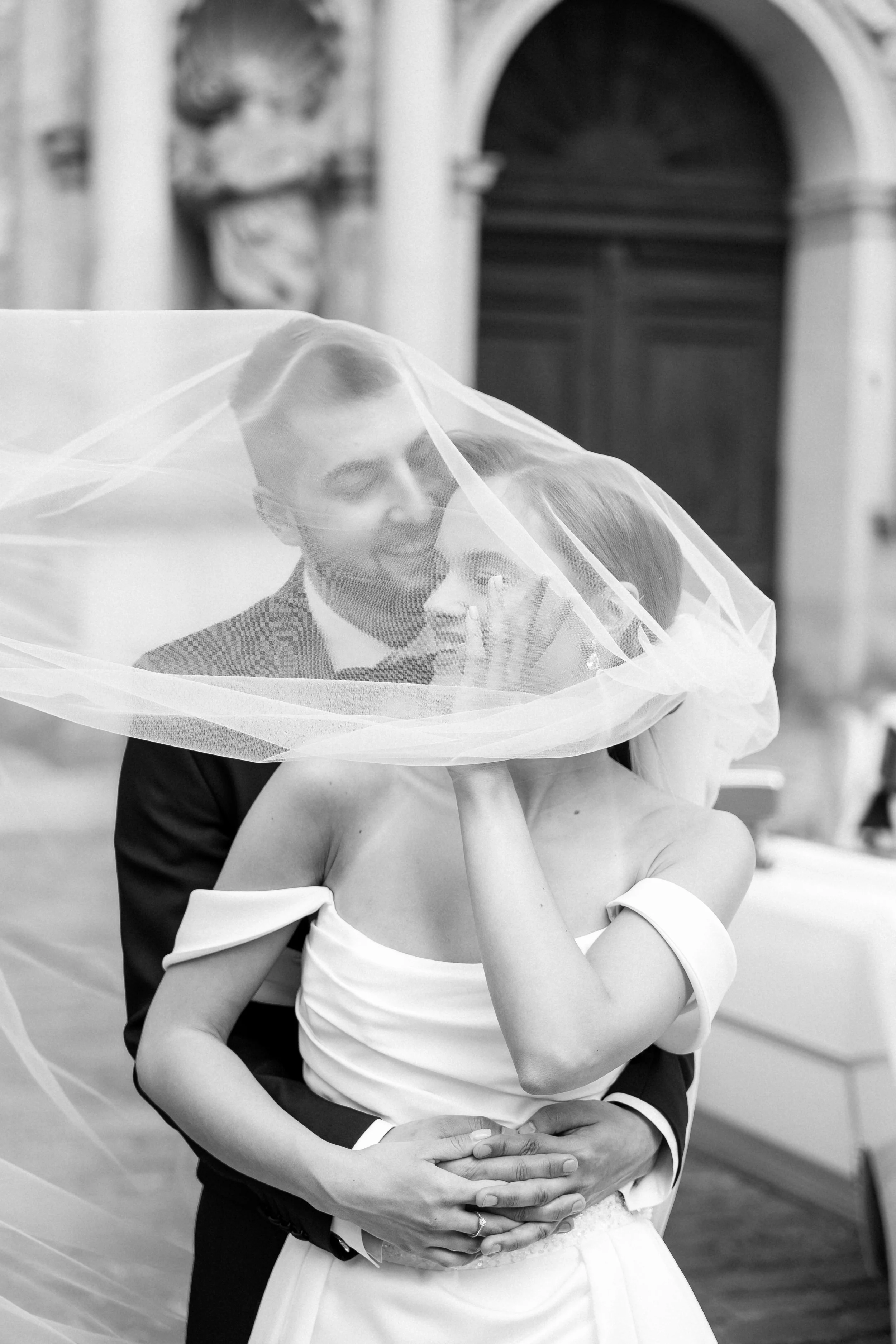 Kāzu fotogrāfs Artis Veigurs fotogrāfē arī ļoti daudz sajūtu bildes kas papildina kopējo kāzu dienas stāstu. Artis Veigurs vienmēr iesaka labākās vietas kur fotogrāfēties.