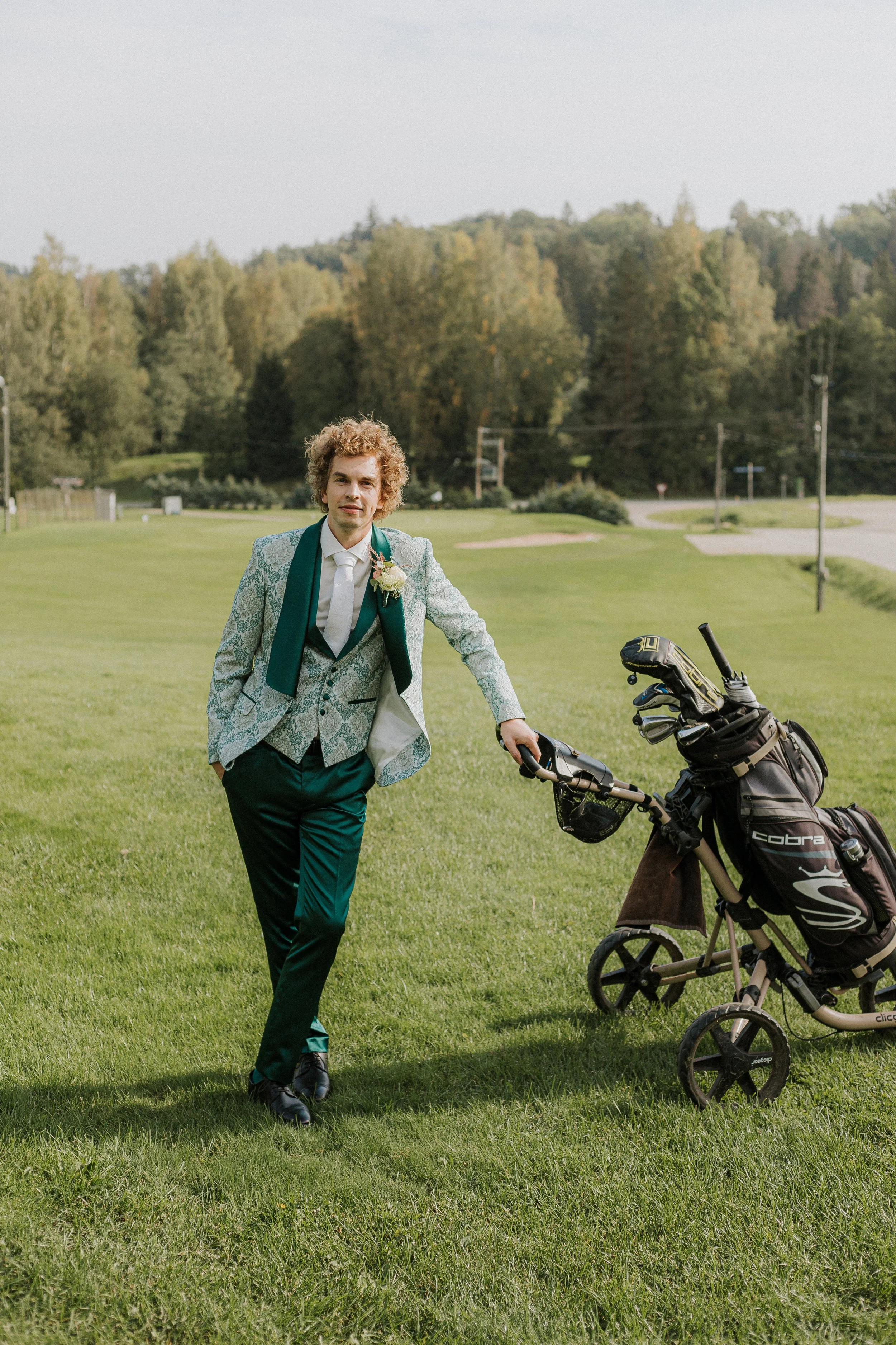 Kāzu fotosesija golfa laukumā.