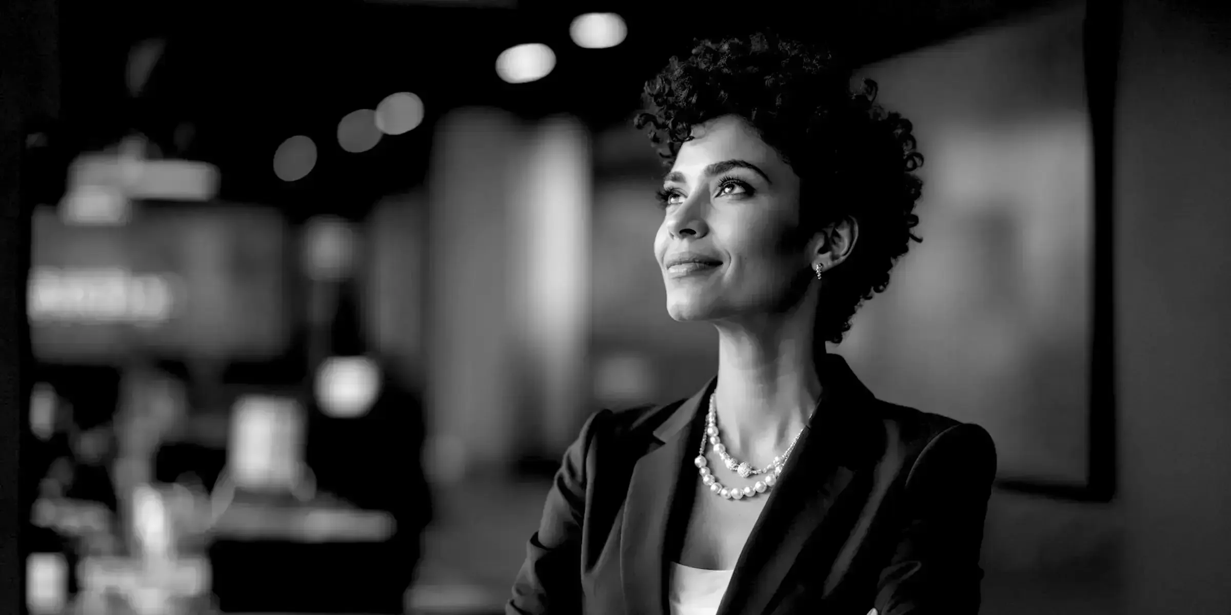 Femme dirigeante adoptant une posture calme et affirmée, incarnant une autorité professionnelle légitime et non défensive.