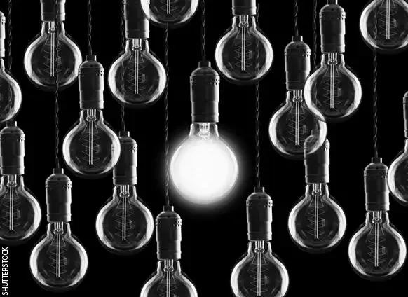 Ampoules suspendues illustrant la clarté stratégique dans des environnements complexes