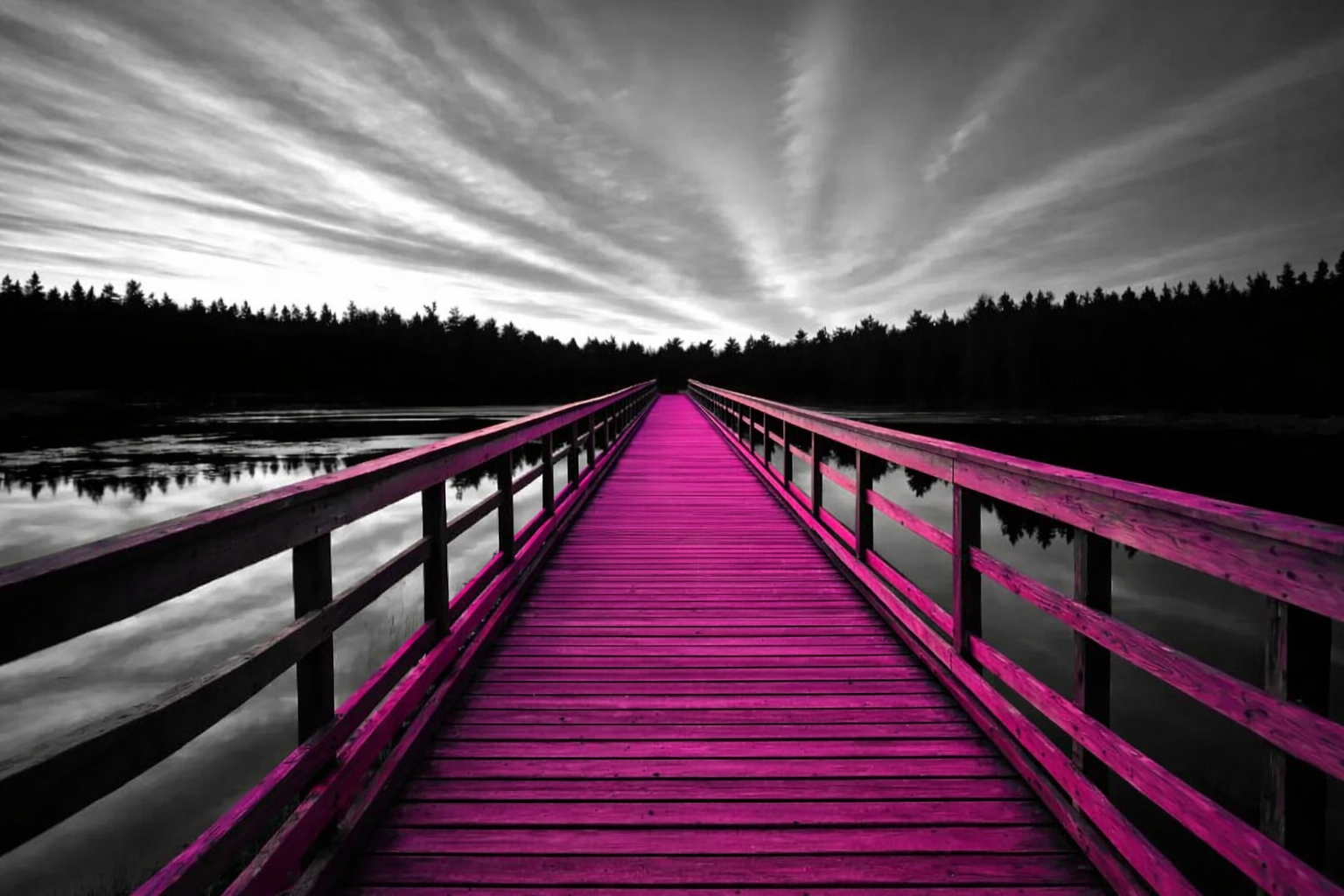 Ponton en bois menant vers l’horizon symbolisant un processus de transition et de clarification