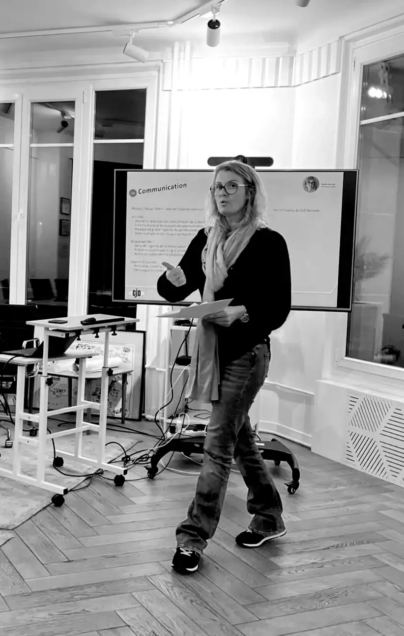 Sophia Marchal présente une stratégie de communication lors d’une réunion avec un client