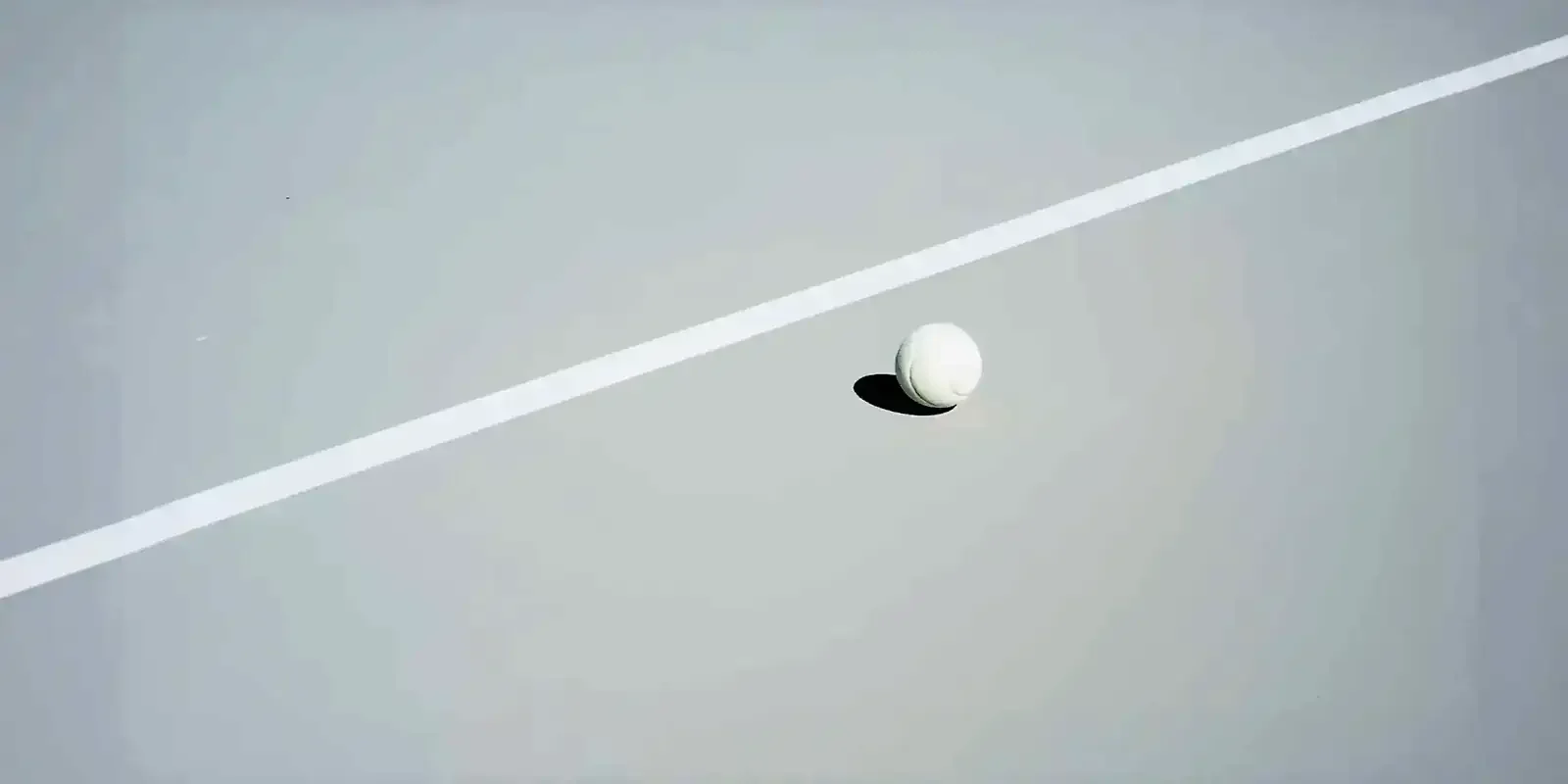 Sophia Marchal présente une stratégie de communication lors d’une réunion avec un client