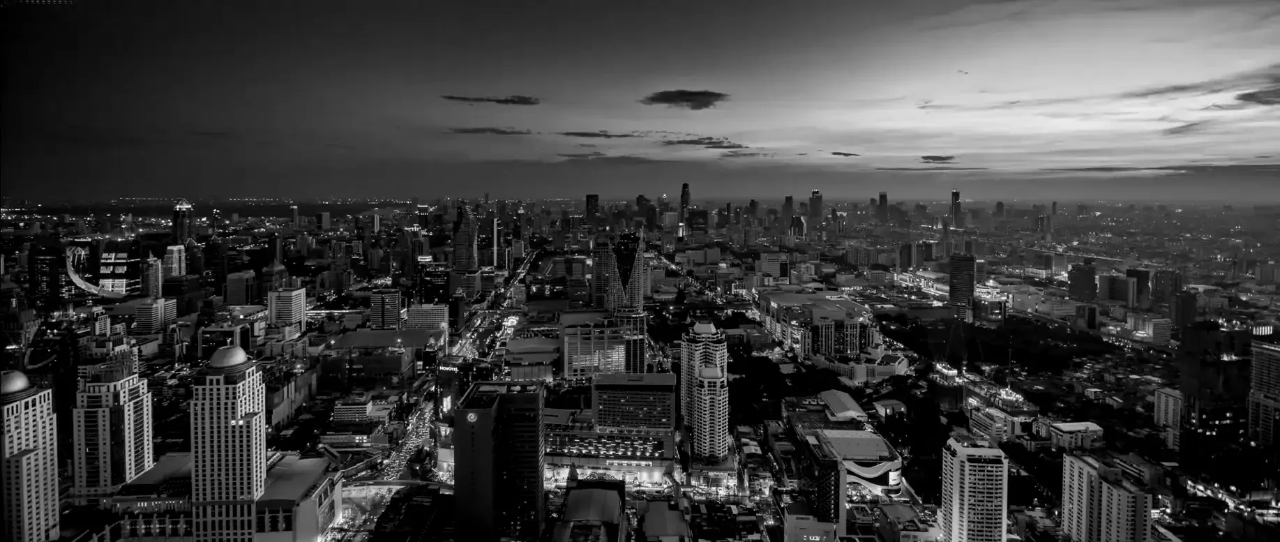 Skyline nocturne d’une métropole, mettant en valeur l’ambition architecturale et l’excellence technique d’une tour iconique – Fulgurance.